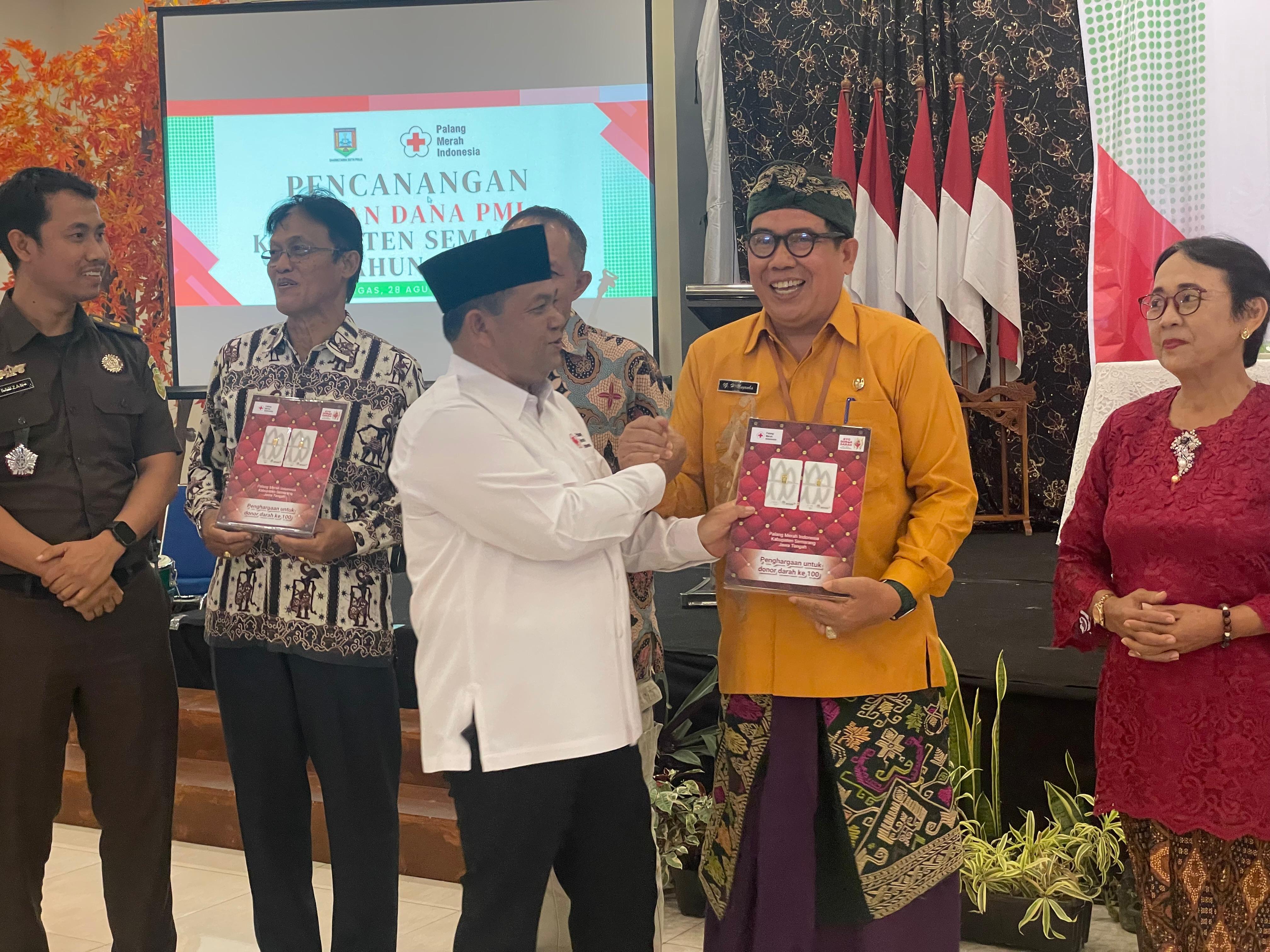 Bupati Semarang Ngesti Nugraha saat menyerahkan penghargaan berupa emas untuk para pendonor aktif di Griya Yodesiya Bergas. Kamis (28/8). Maria Novena/Jawa Pos Radar Semarang