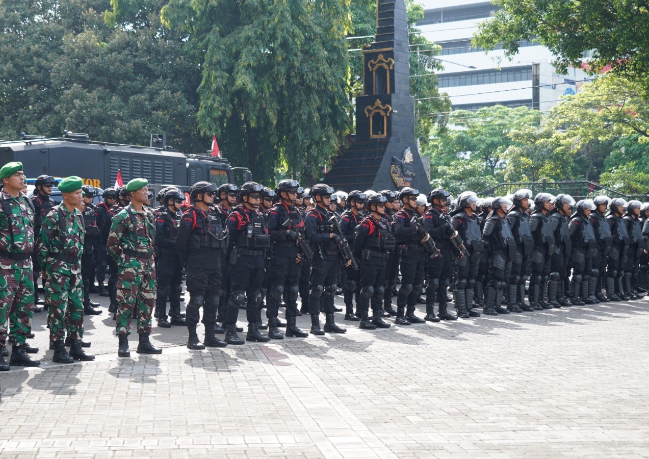 Aparat kepolisian dan TNI bersinergi melakukan apel jelang pengamanan aksi buruh di Semarang