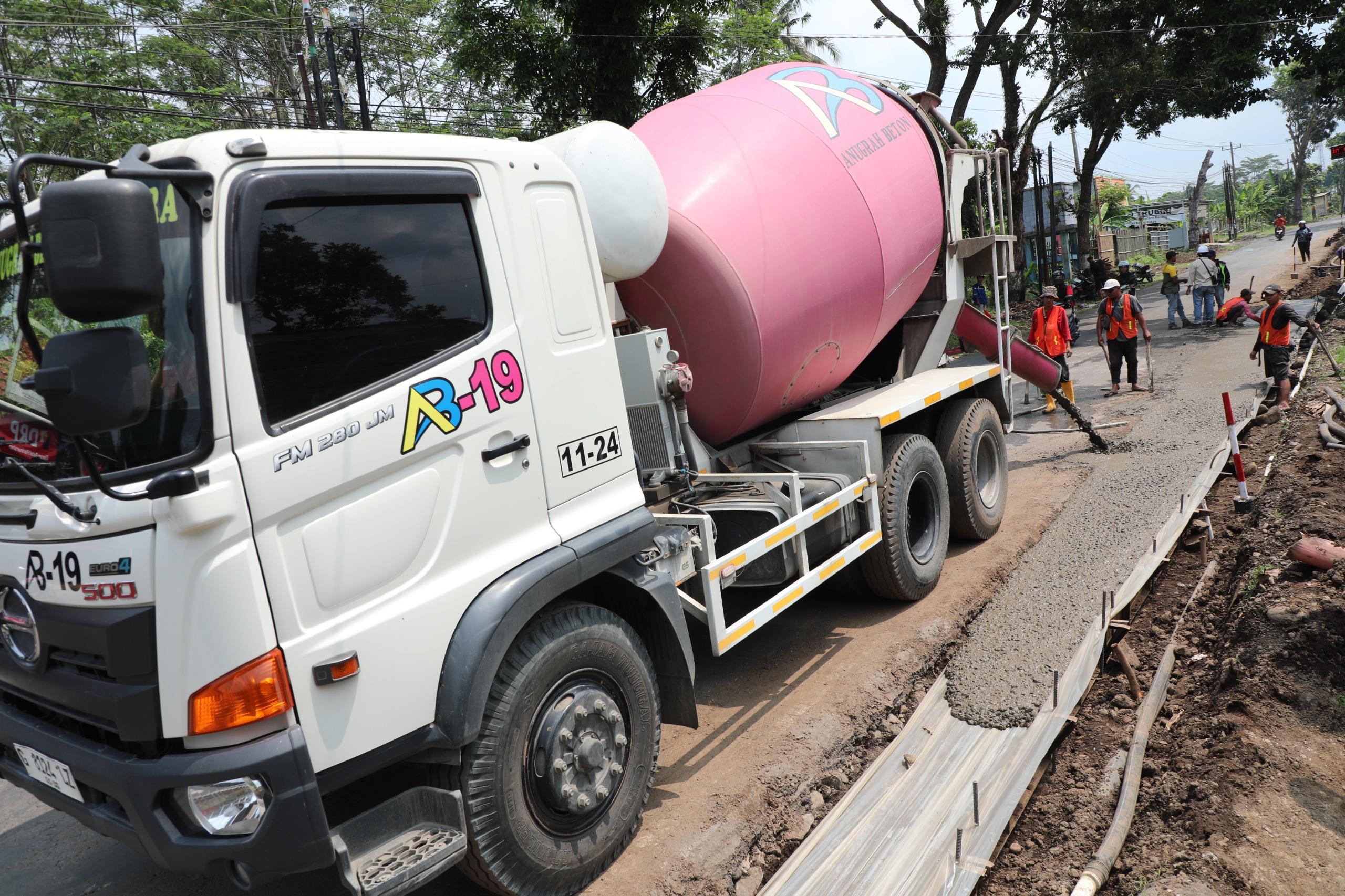 Pengerjaan berbagai paket perbaikan jalan, pemeliharaan rutin, rehabilitasi, hingga preservasi