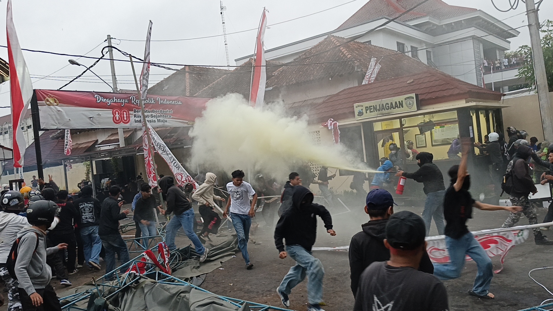 Demo di Magelang berujung ricuh. ROFIK SYARIF/ JAWA POS RADAR SEMARANG