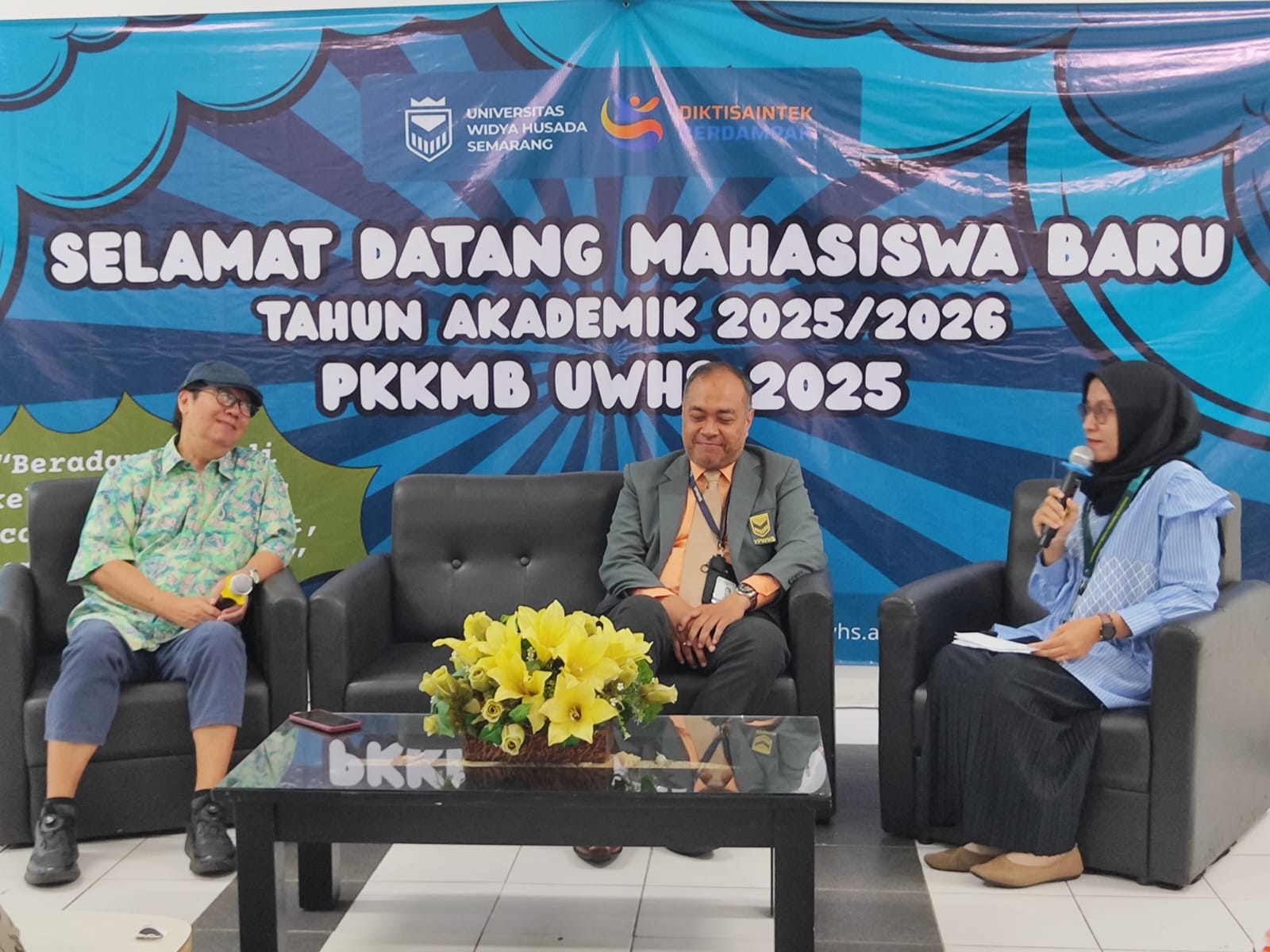 (kiri - kanan) Rektor UWHS Prof. Dr. Chandrasa Seokardi, DEA, Ketua Yayasan UWHS Doddy Karyanto B, ST, MBA., M.Kes, dan Moderator Nenden Nu Annisa saat talkshow PKKMB UWHS tahun akademik 2025/2026.