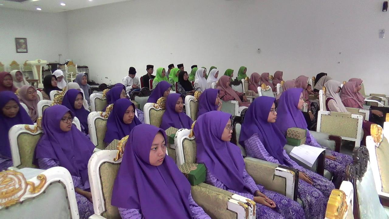 Sebanyak 60 santriwati dari 14 pondok pesantren di Kabupaten Kendal resmi menerima beasiswa hafidzah dari Baznas Kendal bekerja sama dengan Bank Syariah Indonesia (BSI).