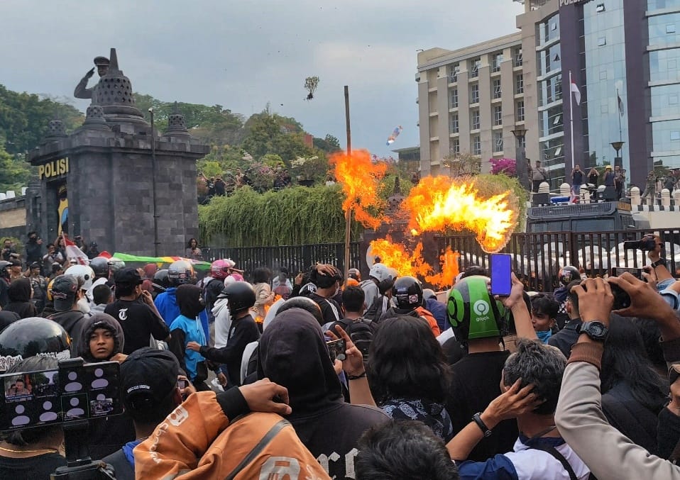 Demo driver ojol, mahasiswa dan pelajar di depan Mapolda Jateng berlangsung ricuh. (M Hariyanto/Jawa Pos Radar Semarang)