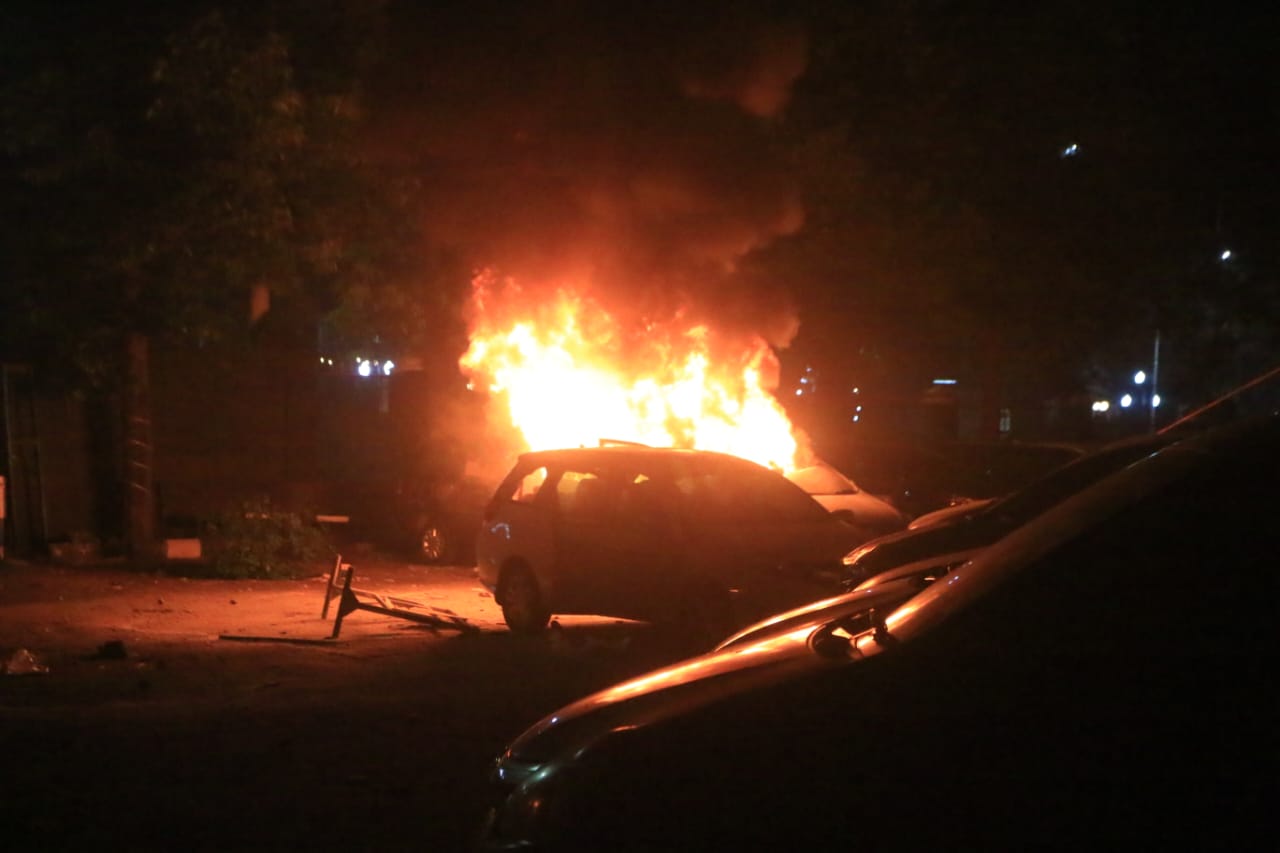 Massa pendemo membakar mobil di belakang kantor Gubernur Jateng. (Nurchamim/Jawa Pos Radar Semarang)
