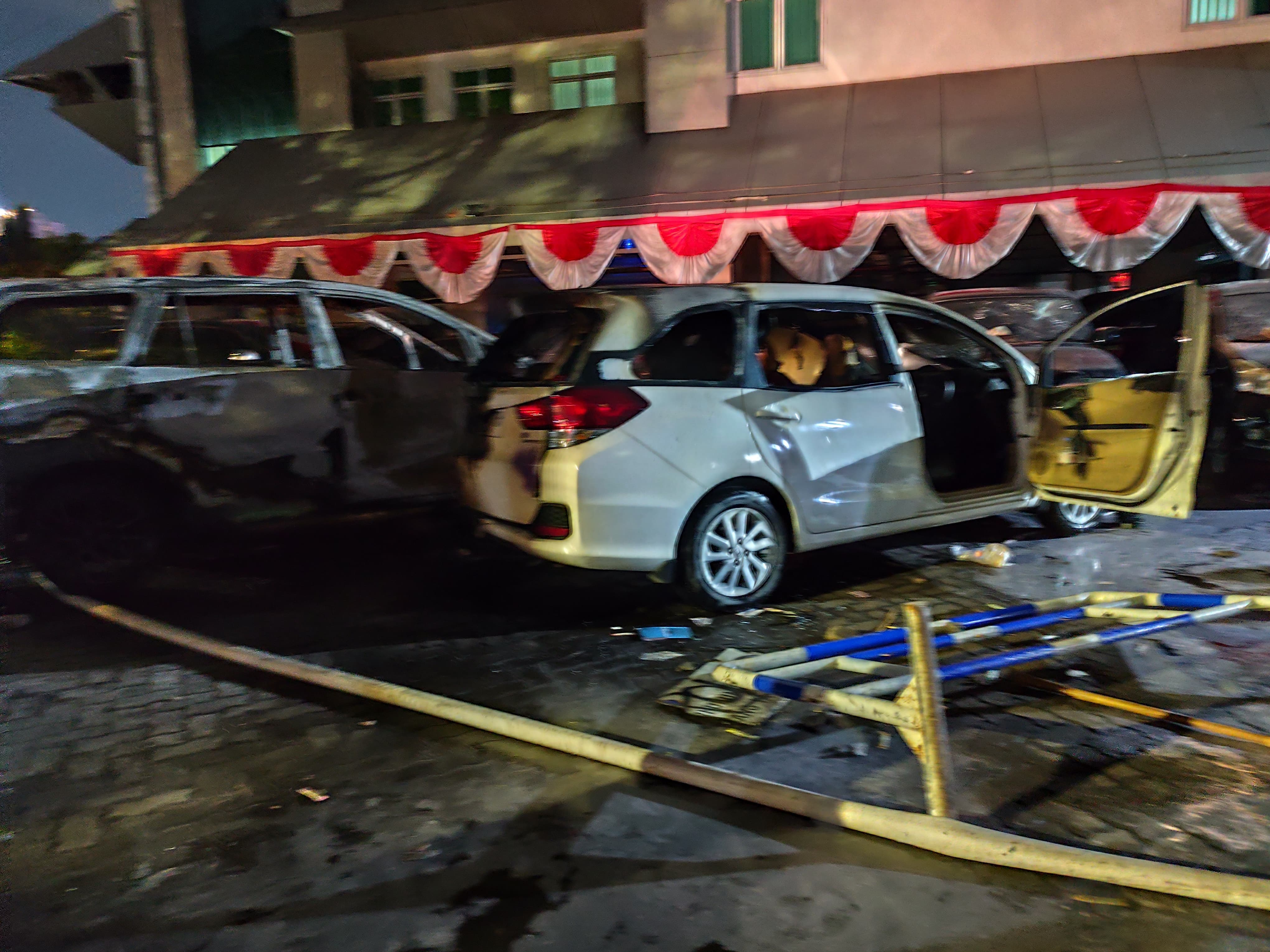 Sejumlah mobil yang parkir di wilahayah kantor Gubernur Jateng dibakar massa pendemo. (M Hariyanto/Jawa Pos Radar Semarang)