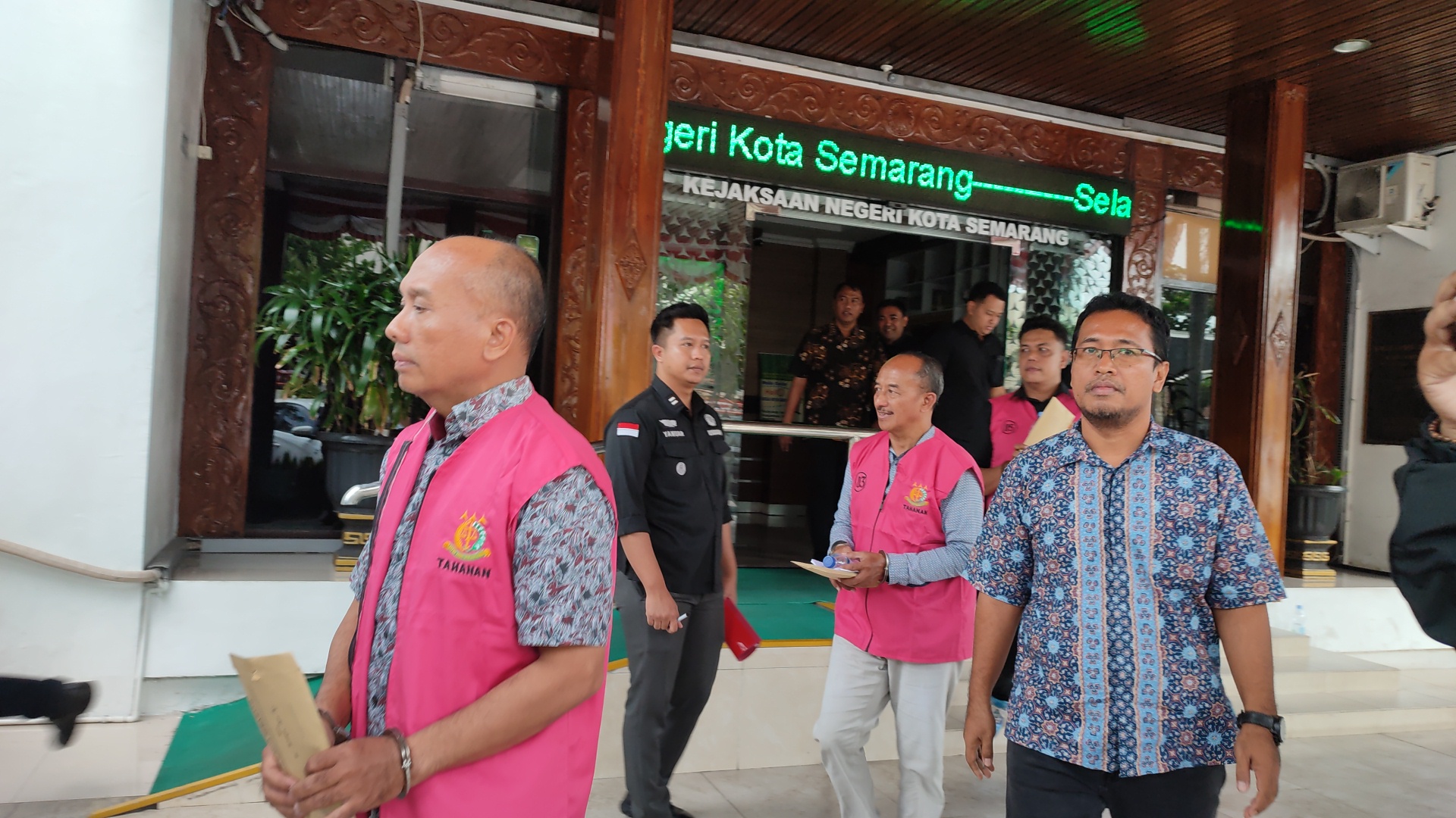 Enam tersangka kasus korupsi di Perusahaan Umum Daerah (Perumda) Bank Pasar Kota Semarang saat ditahan Kejari Kota Semarang, Jumat (29/8/2025).