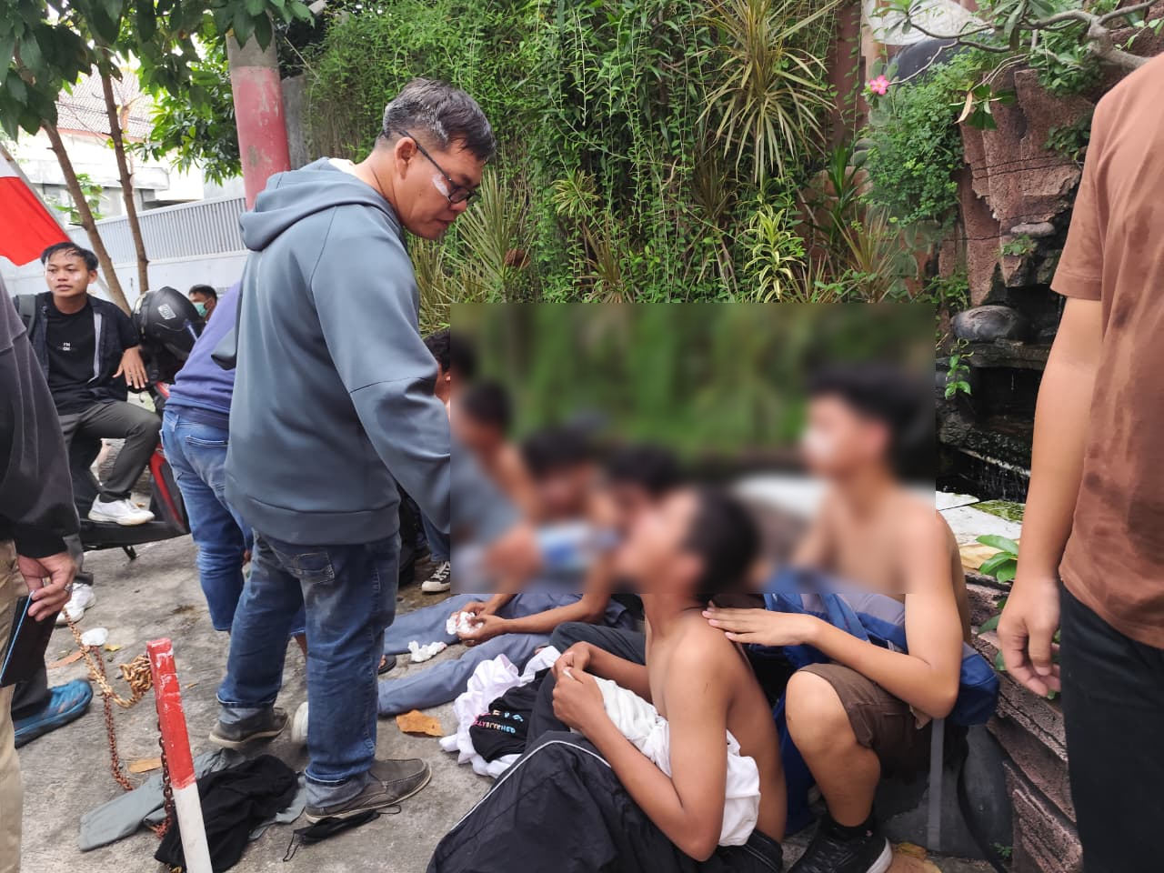 Sejumlah pelajar diamankan dalam demo driver ojol di Mapolda Jateng.  (M Hariyanto/Jawa Pos Radar Semarang)