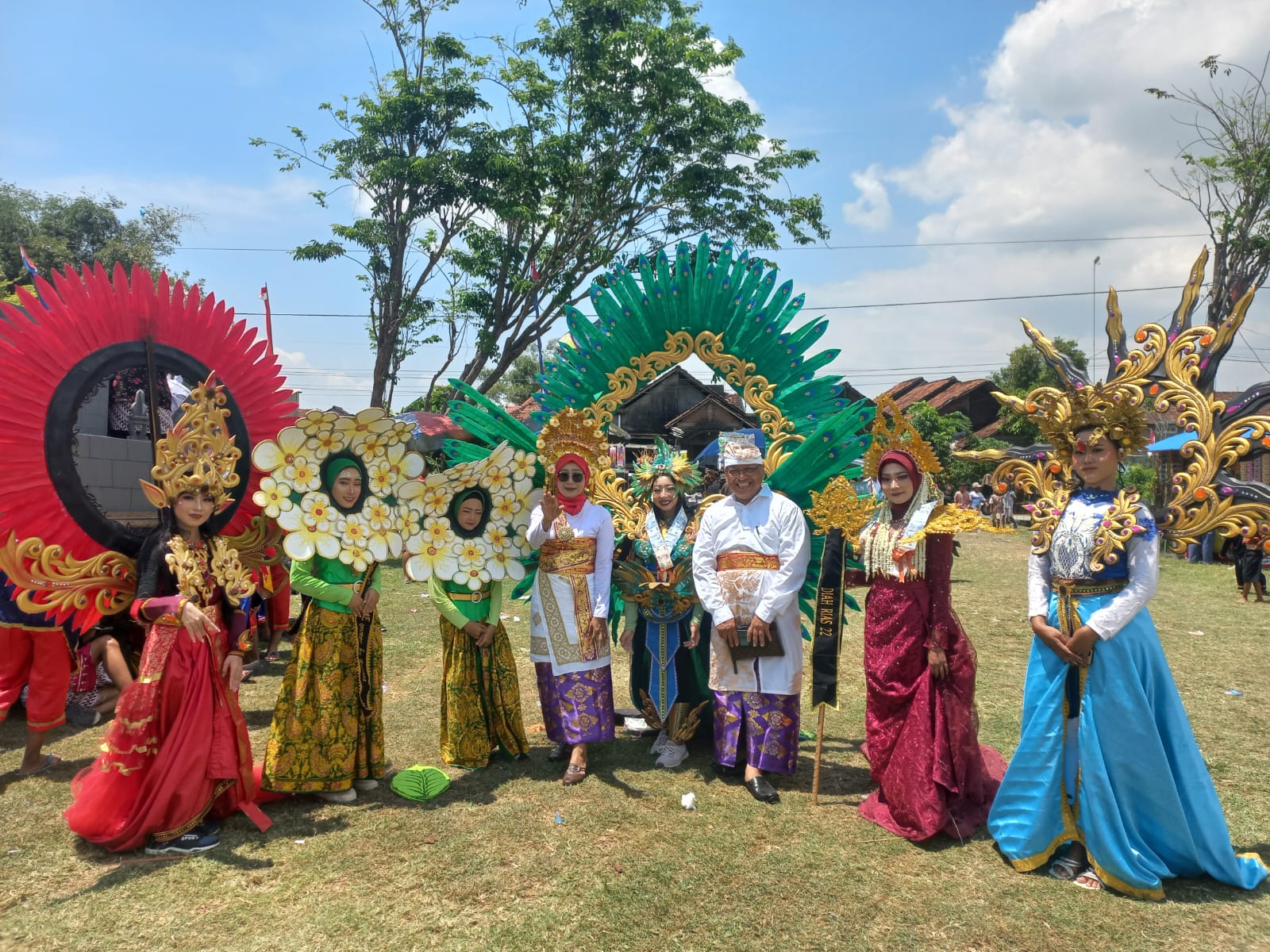 Pj Kades Mlaten Kecamatan Mijen Sunoto dan keluarga dengan pakaian adat turut karnaval kemerdekaan dilapangan desa.(wahibpribadi)