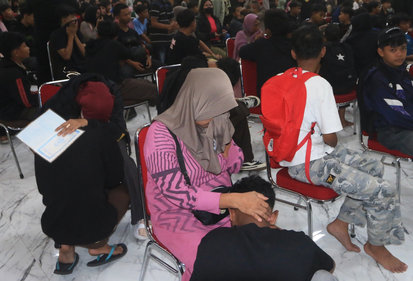 Momen ibu menangis saat ketemu anaknya di Aula Borobudur Polda Jateng, Minggu sore (31/8/2025).