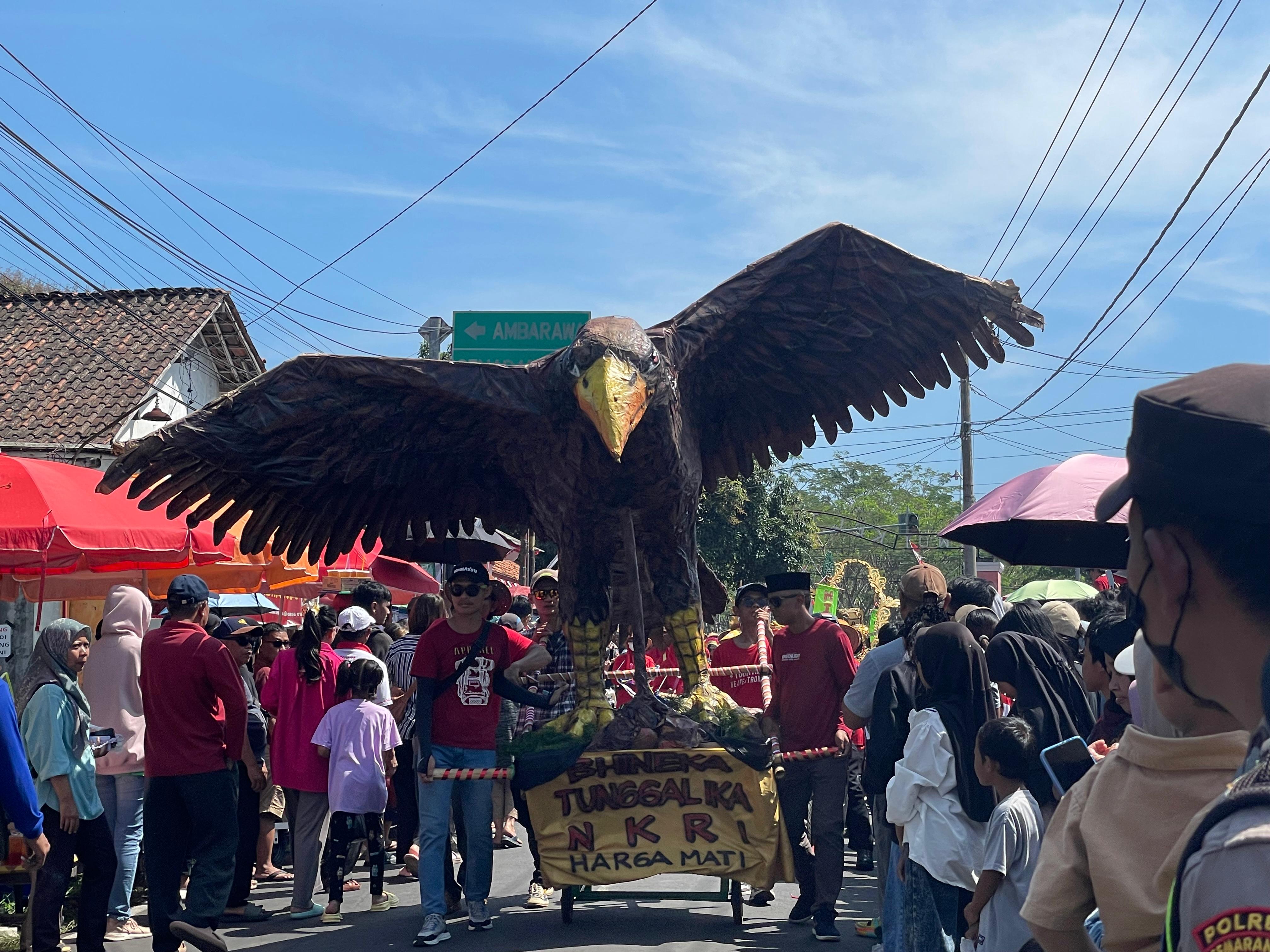 Karnaval Budaya HUT RI 80 se Kabupaten Semarang yang menampilkan budaya, hasil bumi, hingga tarian di Alun-alun Ambarawa. Maria Novena/Jawa Pos Radar Semarang