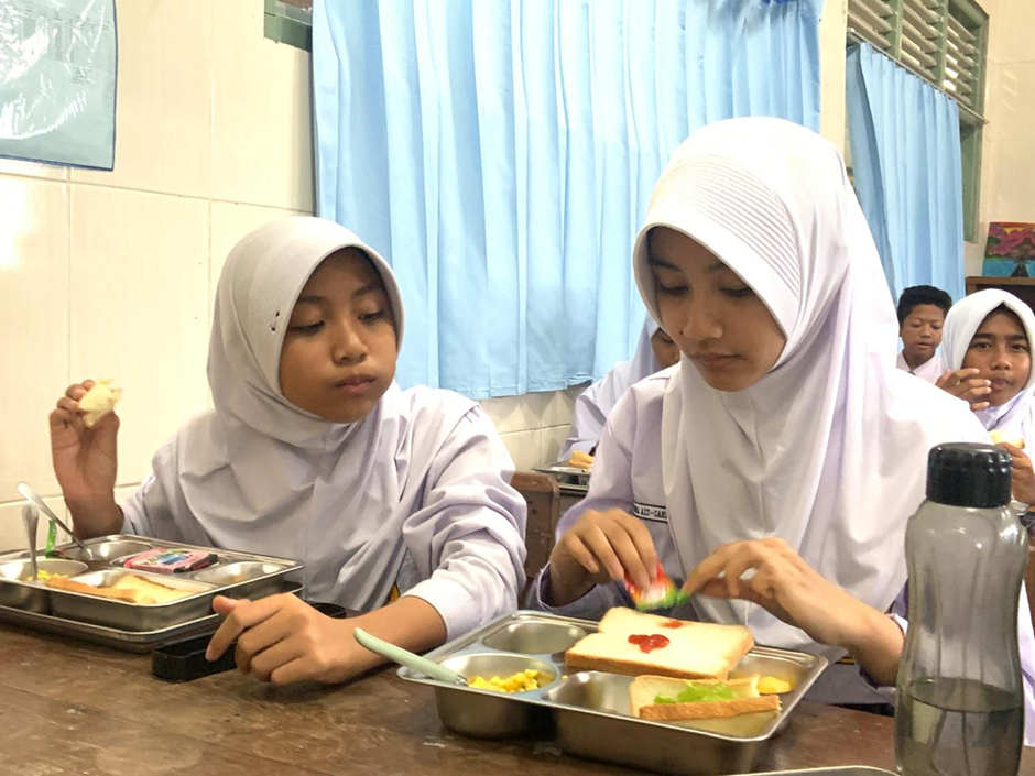 Kotak MBG jadi favorit, tampak siswa SMP Negeri 6 Semrang melahap sajian Makan Bergizi Gratis. (Khafifah AP/radarsemarang.id)