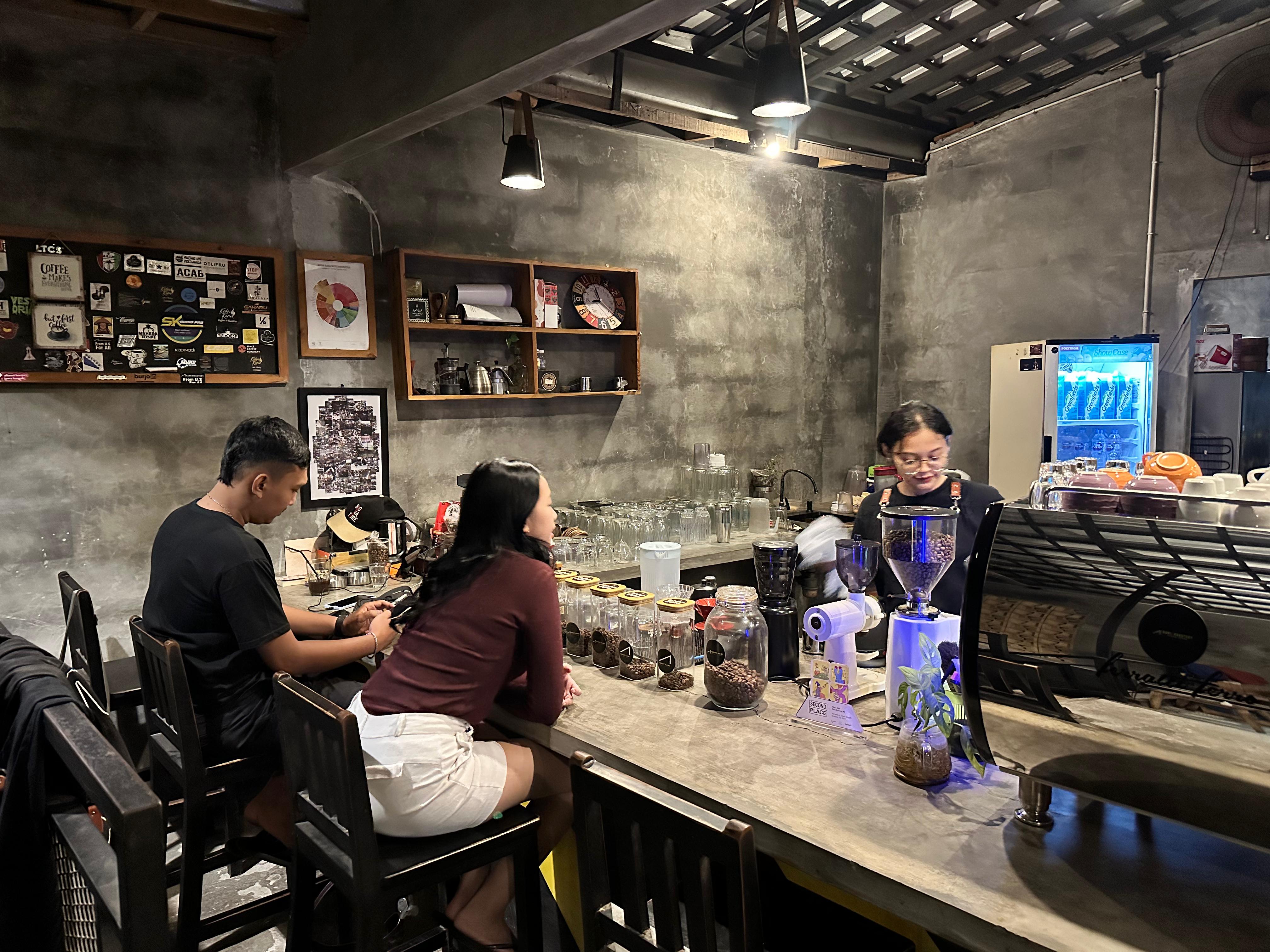 Suasana Kedai Kopi Sudut Kami di Ngaliyan yang memiliki konsep hidden gem, disukai banyak pengunjung