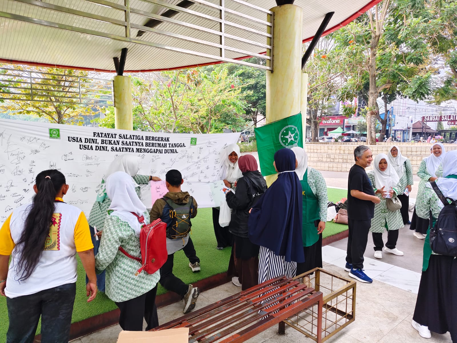 Puluhan kader Fatayat NU Kota Salatiga turun ke jalan menggelar aksi simpatik di Alun-Alun Pancasila, Minggu (31/8).
