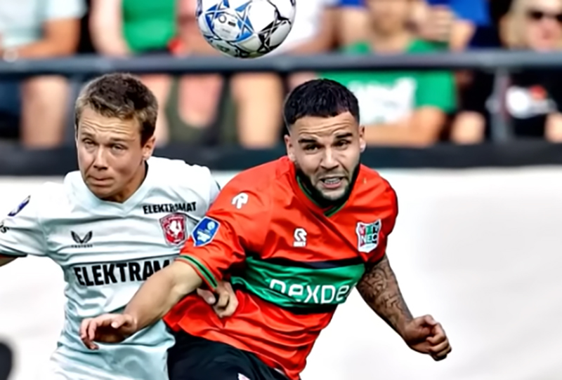 Calvin Verdonk (kanan) saat masih membela NEC Nijmegen.