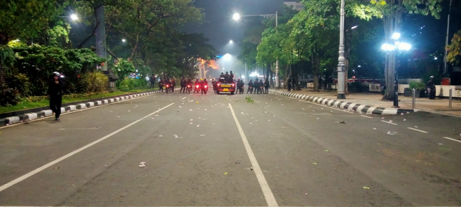 Aksi demo yang berujung rusuh di Semarang berlanjut hingga malam hari di seputar Jl. Pahlawan. Demo ini melahirkan tuntutan 17+8. (Sulistiono)