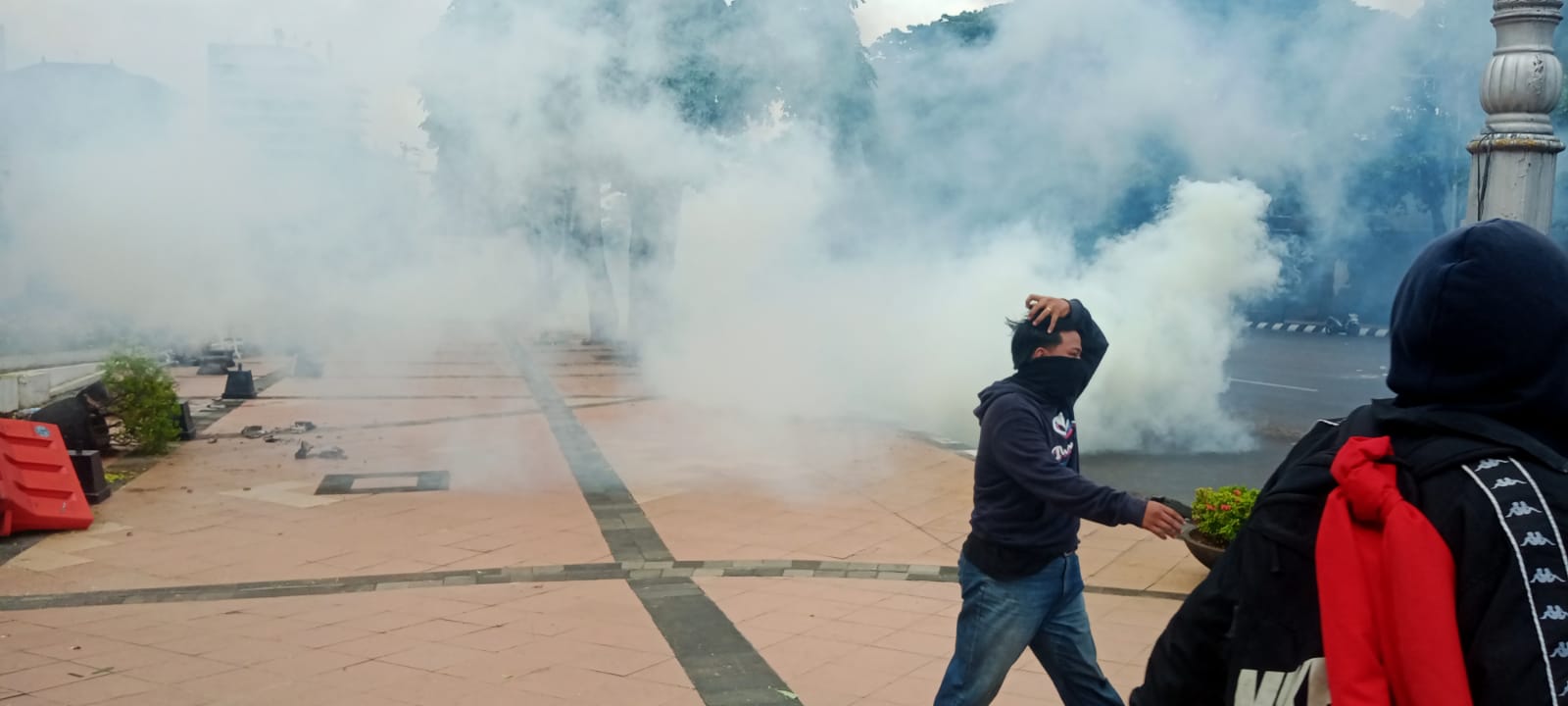 Kerusuhan juga melanda kota Semarang, saat massa mencoba menyerang Mapolda Jawa Tengah, pada jumat (28/8/25). (Sulistiono)