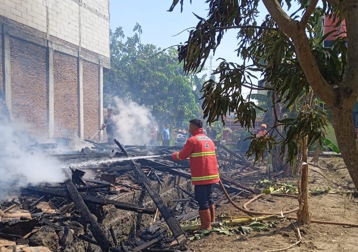 Bangunan rumah Ali Sadikin ludes terbakar. (Wahibpribadi)