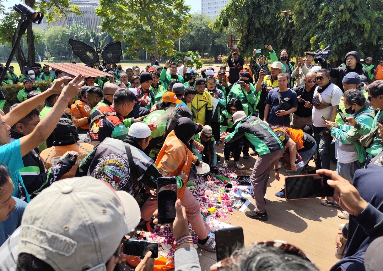 Aksi doa bersama para Ojol di simpang lima saat tabur bunga