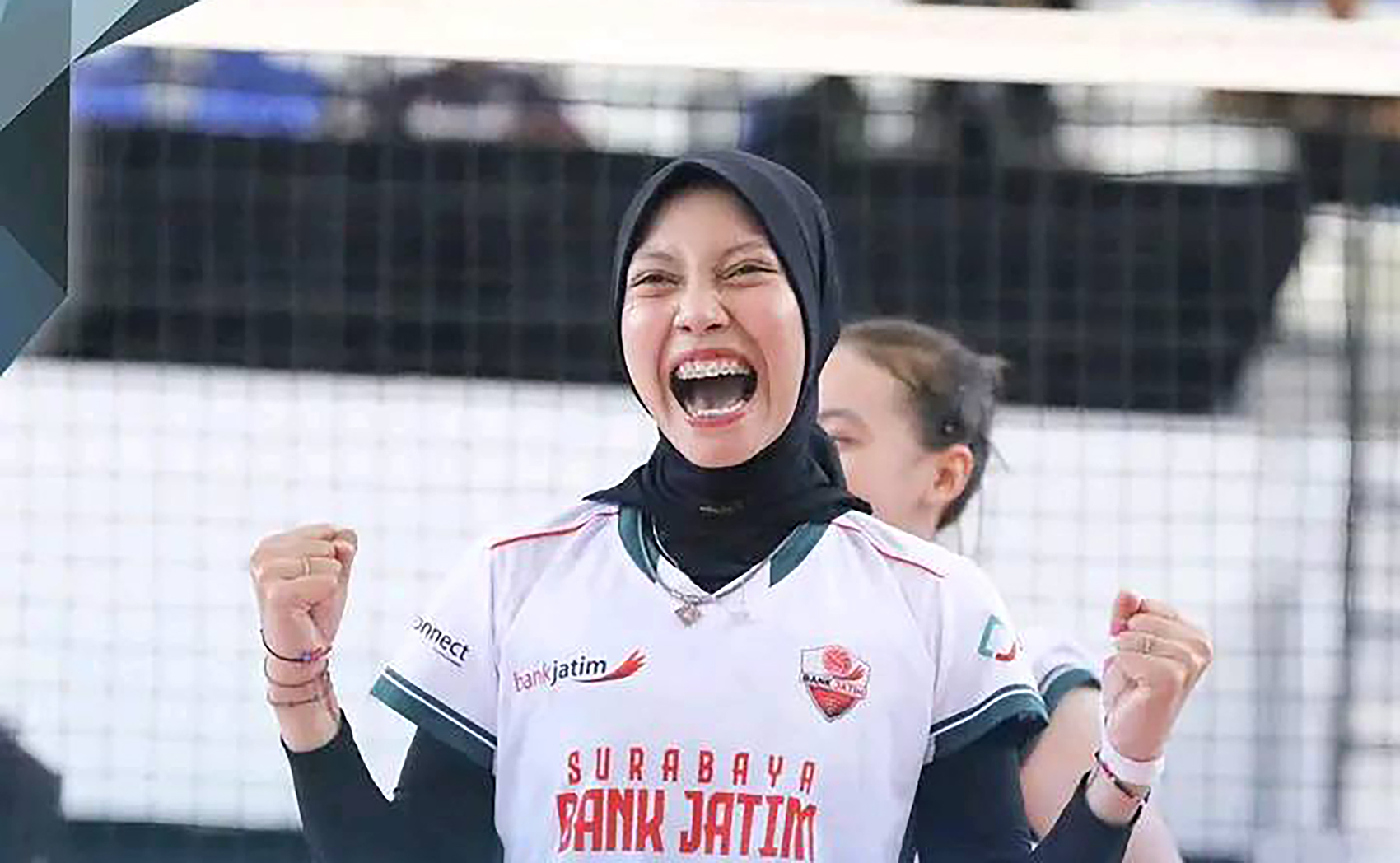 Bank Jatim mengawali laga pembuka melawan Kharisma Premium Bandung dengan meraih kemenangan dramatis dengan skor akhir 3-2 (25-21, 23-25, 25-23, 19-25, 15-12).