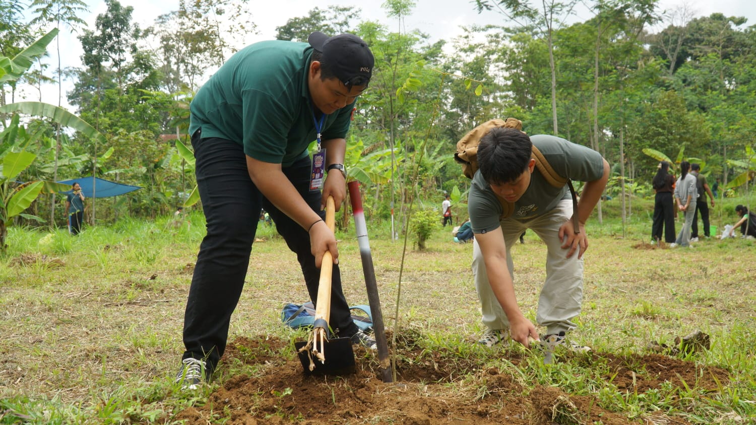 Peserta OMB 2025 Tanam Ratusan Bibit Pohon, Komitmen Creative Minority Pupuk Semangat Konservasi