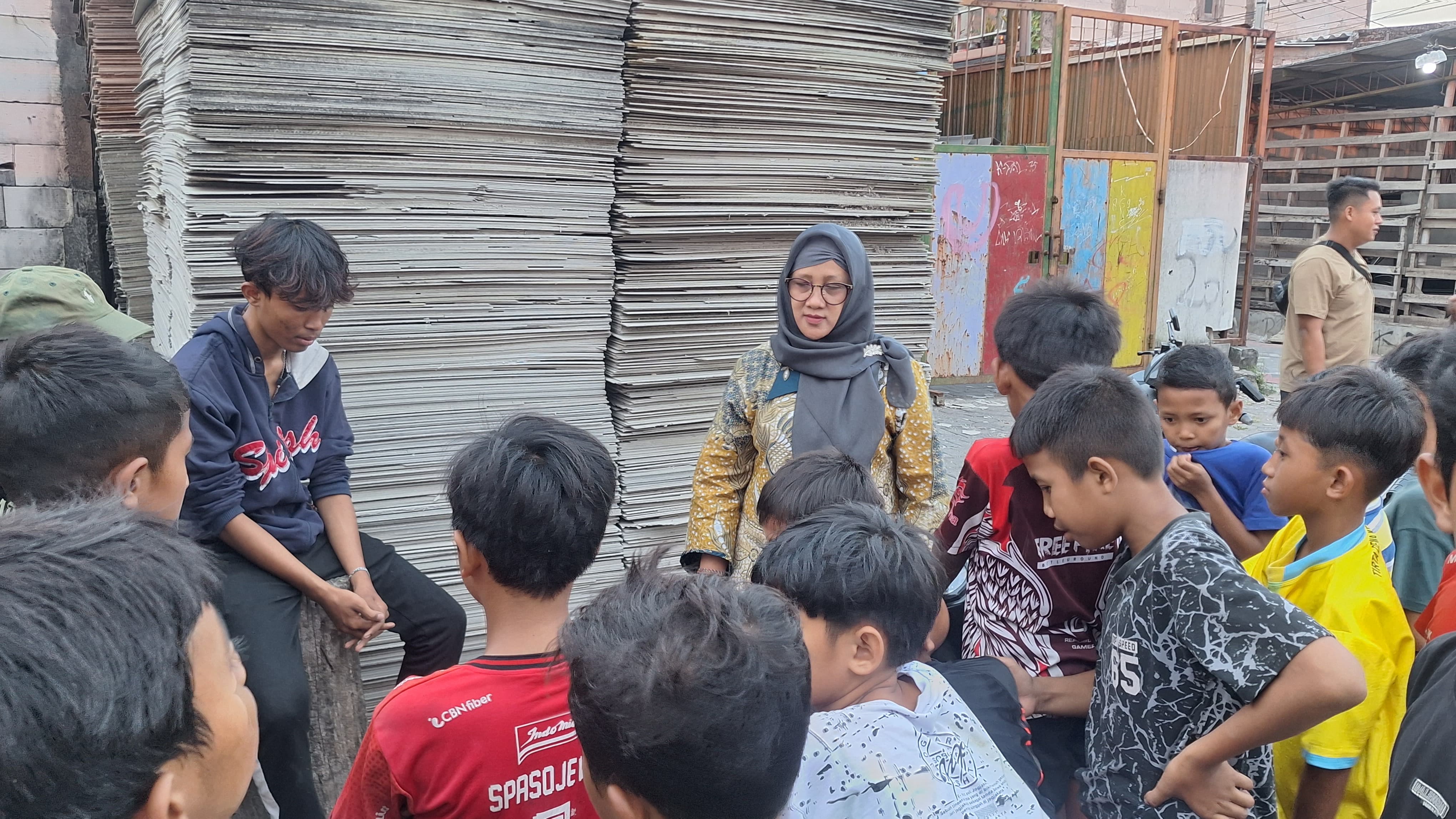 EDUKASI: Camat Semarang Utara bersama aparat melakukan edukasi untuk warga di sekitar TPS Marabunta, Selasa (2/9) sore.