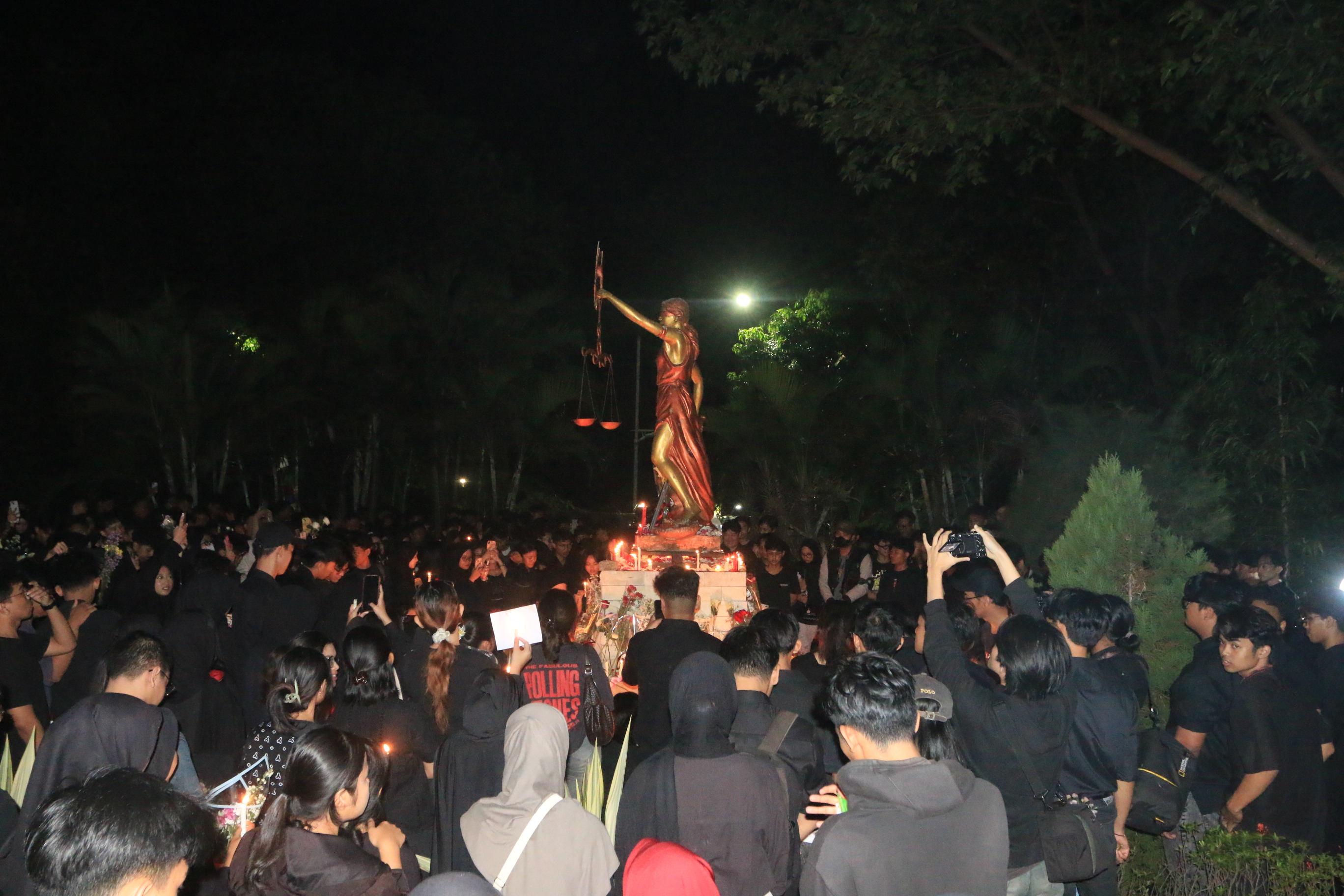 Susana duka menyelimuti halam depan Dekanat FH Unnes Semarang. (NURCHAMIM/JAWA POS RADAR SEMARANG)