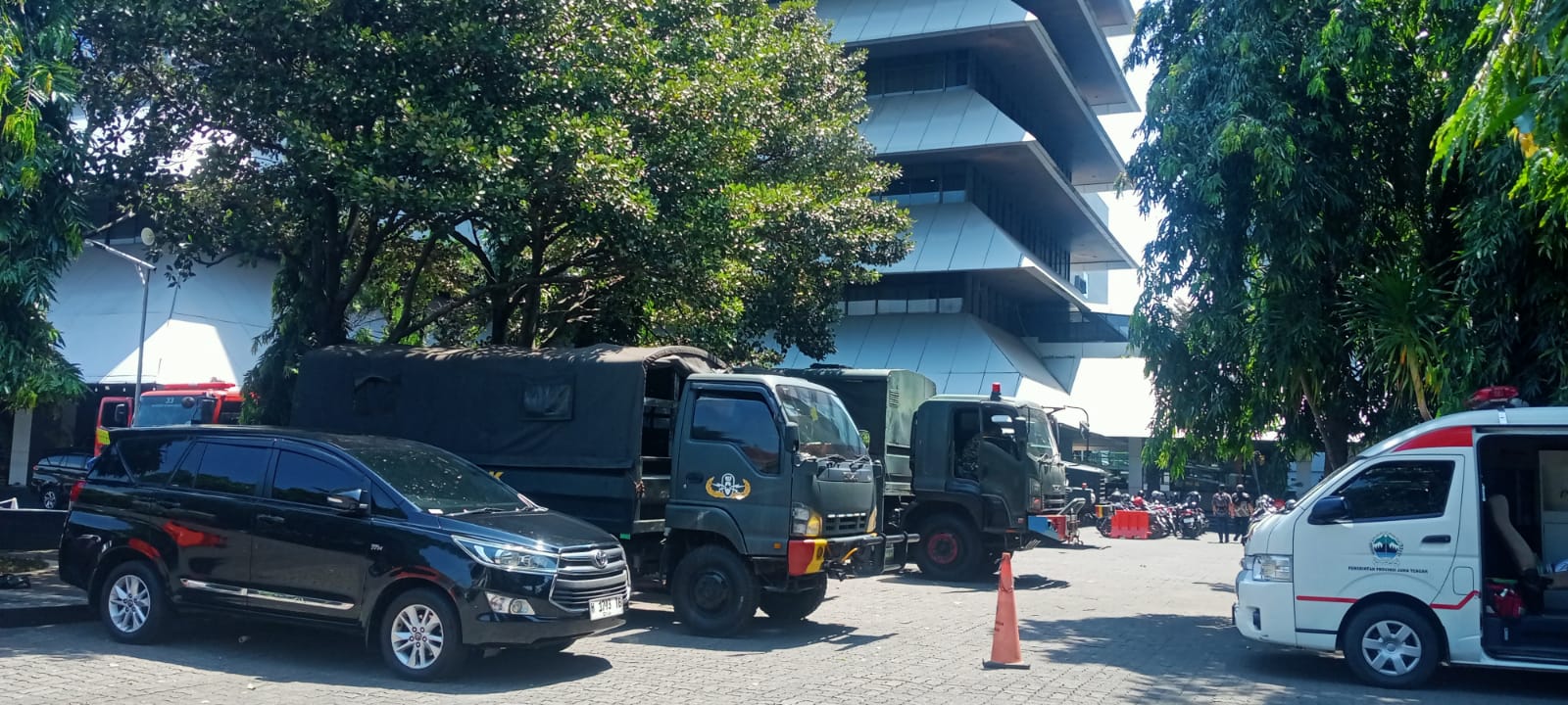Meski situasi sudah mulai kondusif, namun truk TNI  dan personelnya masih bersiaga di seputaran gedung DPRD dan kantor Gubernuran, Jl. Jl.Pahlawan, Semarang. (Sulistiono)
