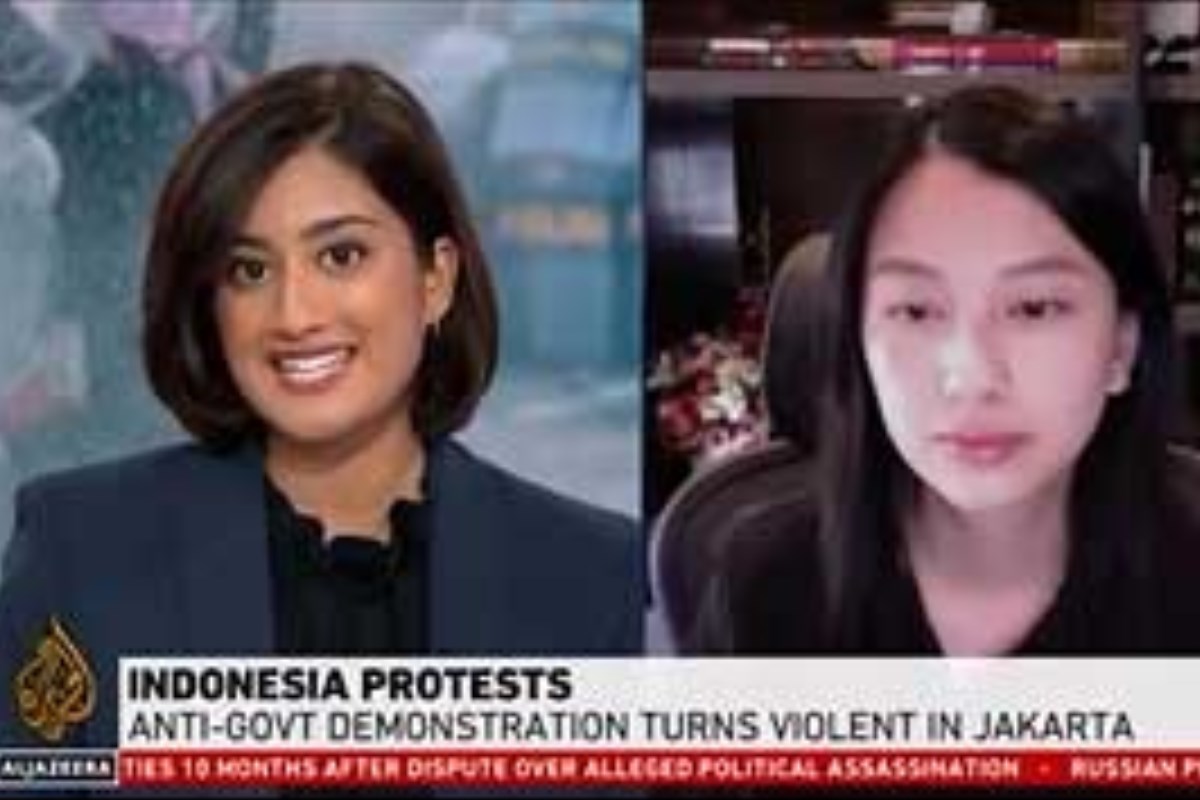 Abigail Limuria (kanan) saat diwawancara. (Instagram)