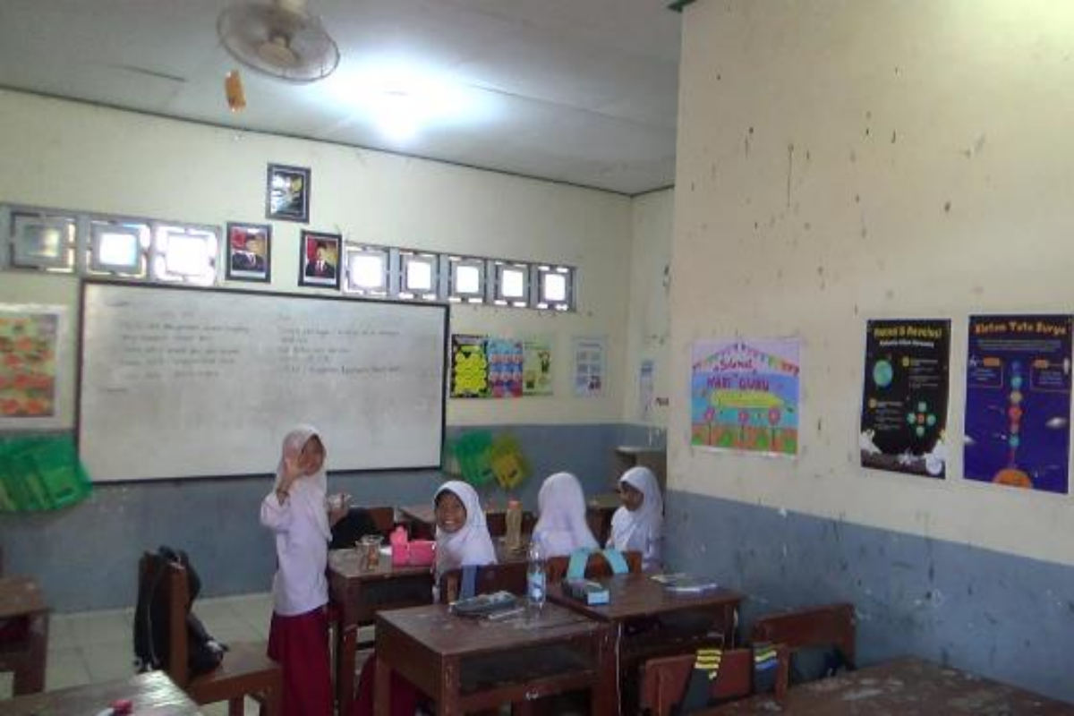 Siswa Madrasah Ibtidaiyah (MI) 56 Kendal di Desa Krajan Kulon, Kecamatan Kaliwungu, terpaksa belajar di ruang kelas sempit karena keterbatasan lahan sekolah.