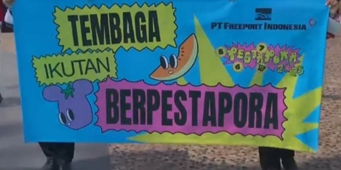 Parade drum band dari PT Freeport Indonesia di ajang Pesta Pora