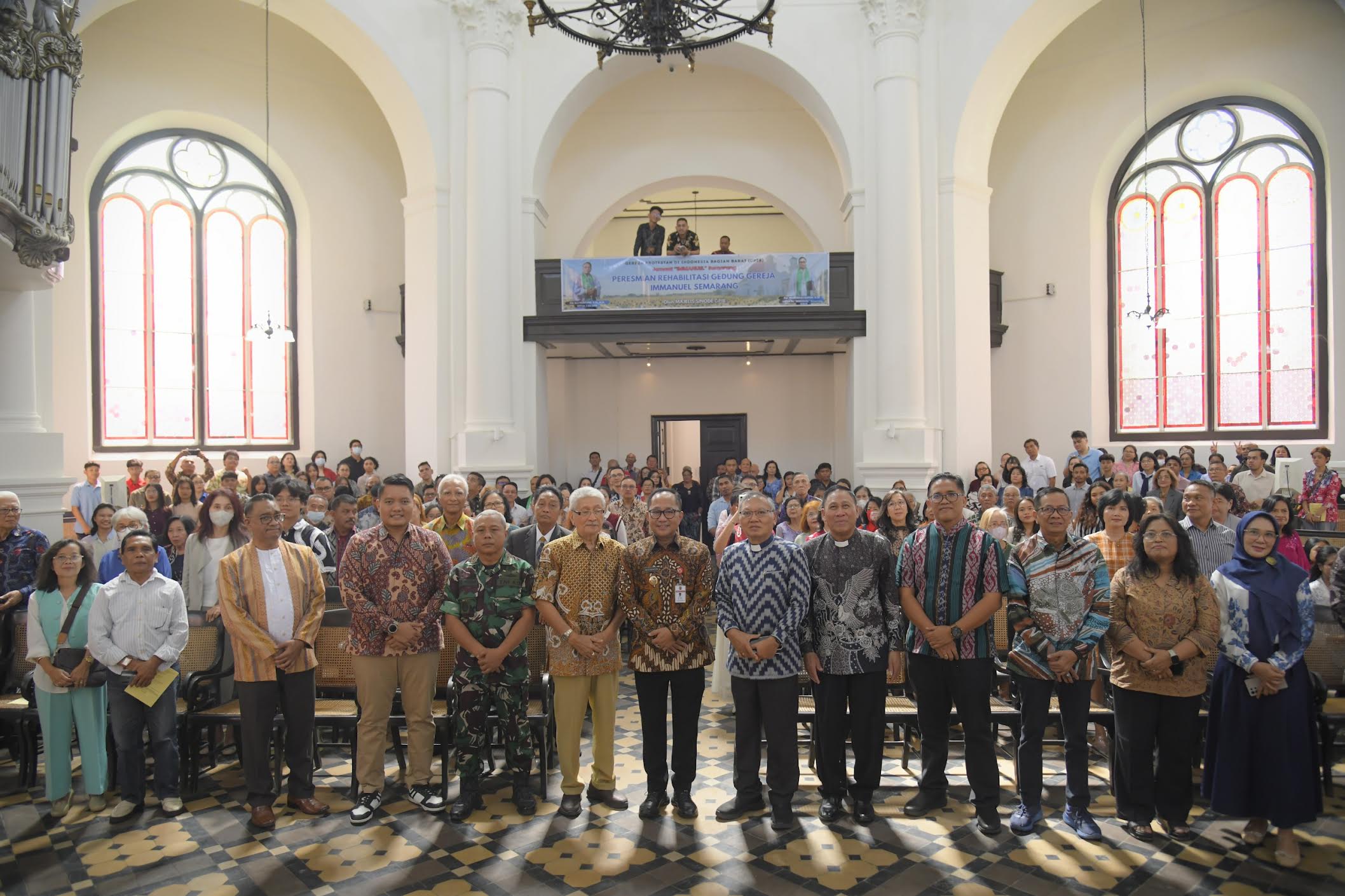 Wakil Wali Kota Semarang Iswar Aminuddin bersama sejumlah tokoh dan jemaat saat peresmian Gereja Blenduk Kota Lama, Minggu (7/9/2025)