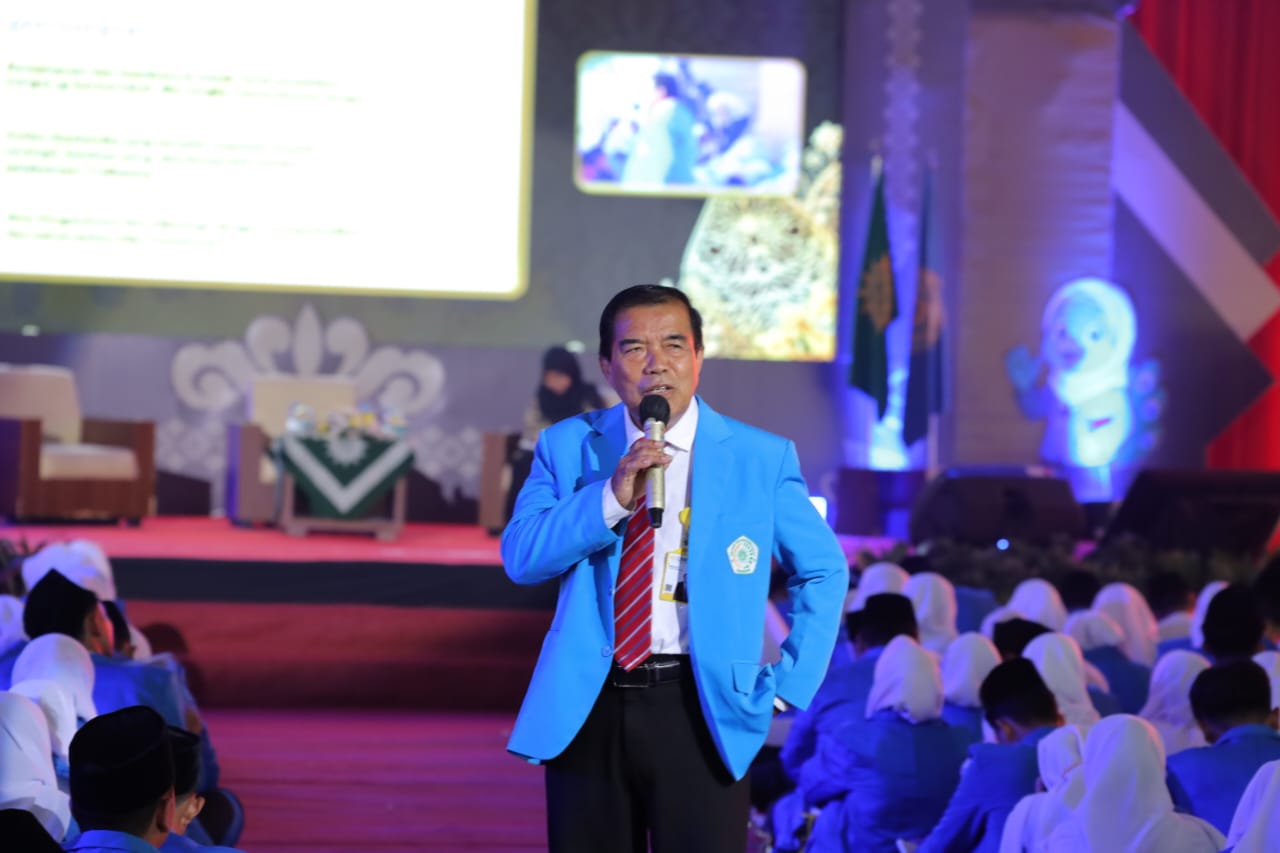 Rektor Unimus Prof Masrukhi memberikan materi kepada mahasiswa baru di GSG, Senin (8/9).