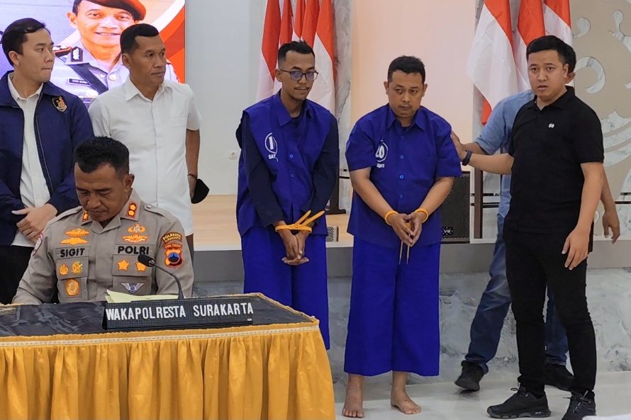 Tampang tersangka Anggun dan tersangka AT