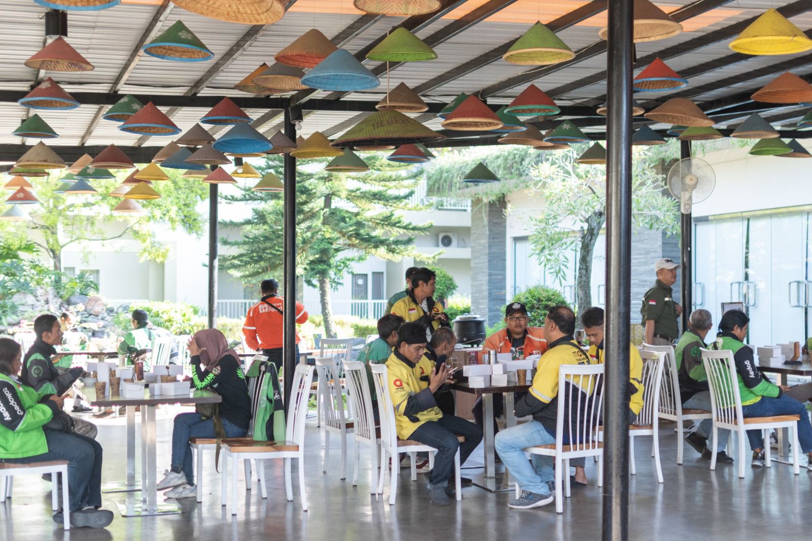 Sarapan bersama ojol, petugas bersih-bersih jalanan hingga supeltas di The Wujil Resort & Conventions. Maria Novena/Jawa Pos Radar Semarang