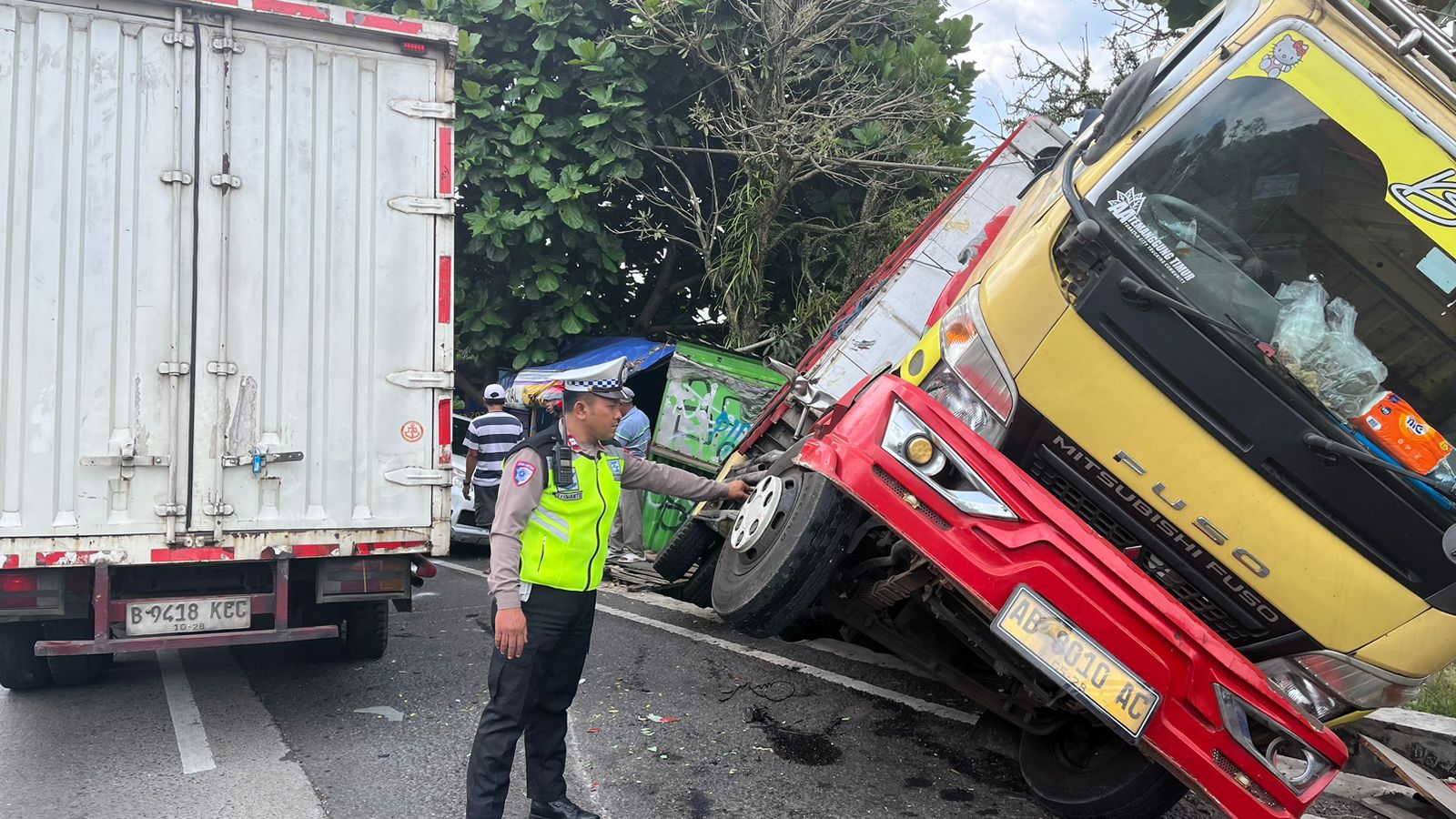 Kecelakaan lalu lintas terjadi di Jalan Lingkar Selatan (JLS), tepatnya di simpang empat Kumpulrejo, Kecamatan Argomulyo, Kota Salatiga pada Selasa (9/9/2025).
