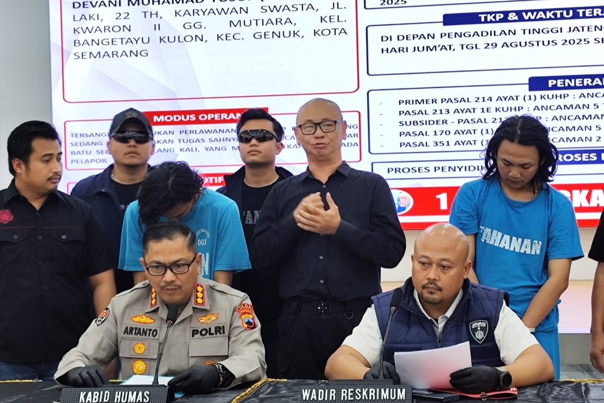 Dua tersangka pelemparan bom molotov dan pelemparan batu ke petugas pengamanan demo