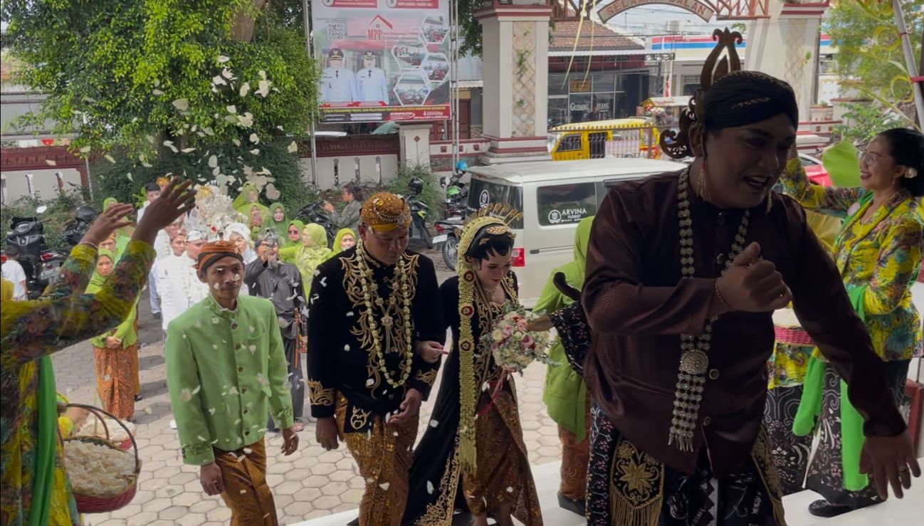 Sembilan pasangan ikuti nikah masal yang diselenggarakan Kecamatan Ambarawa di Pendopo Kecamatan Ambarawa dan KUA Ambarawa. Rabu (10/9). Maria Novena/Jawa Pos Radar Semarang&nbsp;