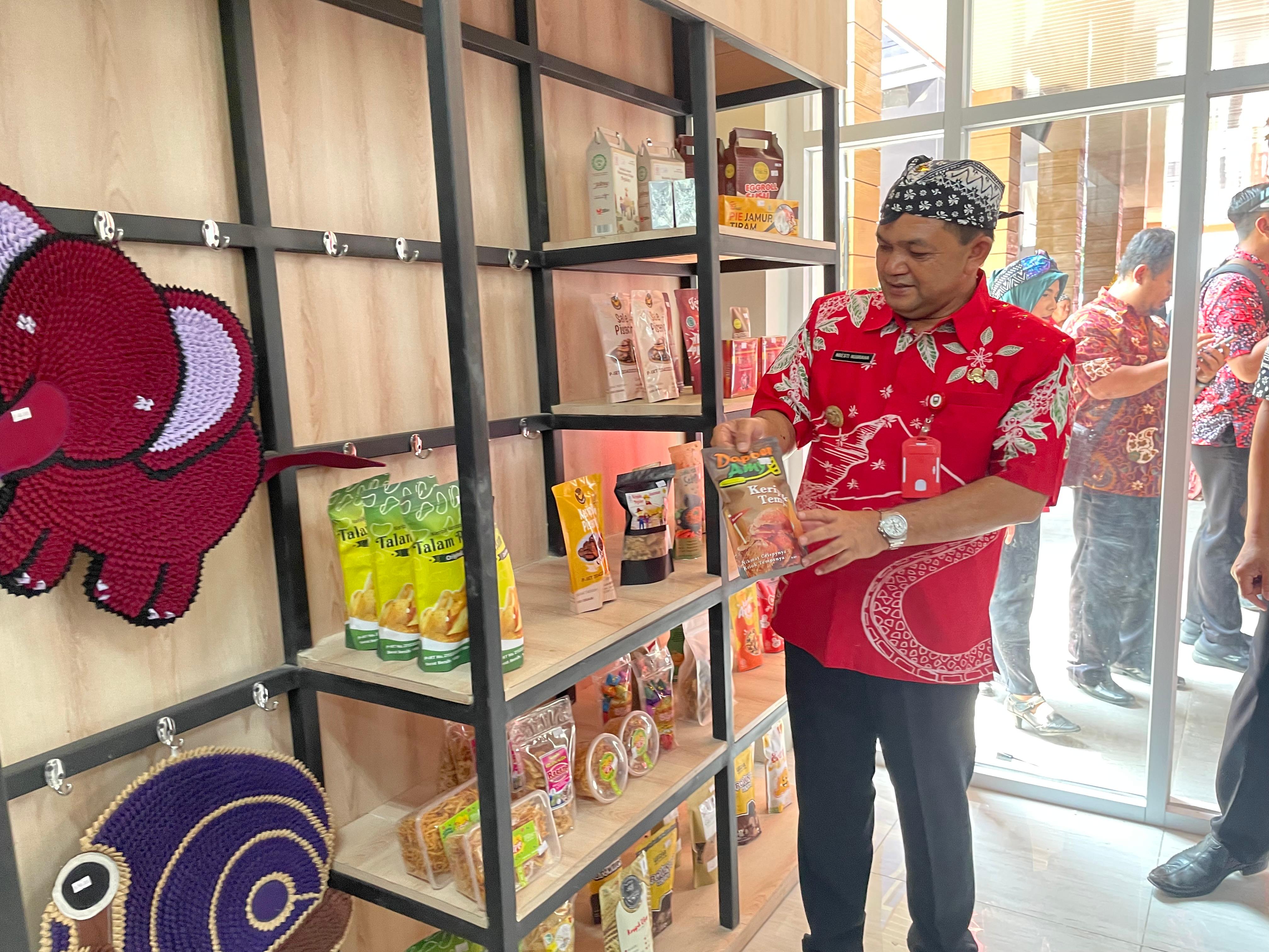 Bupati Semarang Ngesti Nugraha saat kunjungi Pusat Layanan Usaha Terpadu Kabupaten Semarang di Lopait Tuntan. Maria Novena/Jawa Pos Radar Semarang