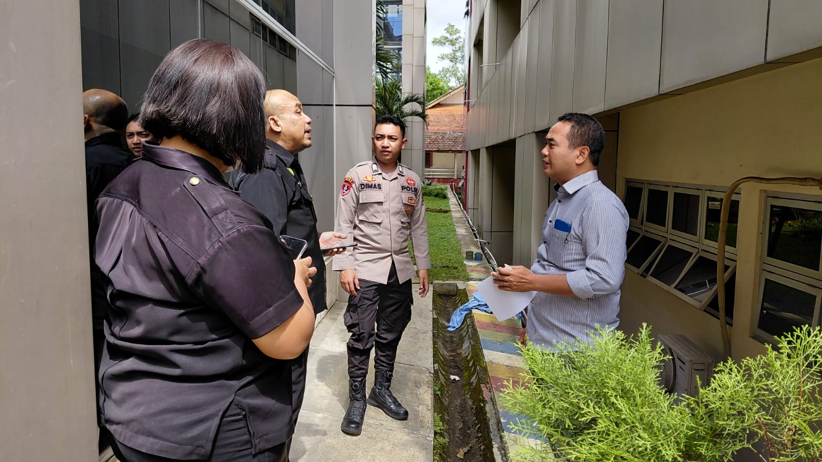 Polisi meminta keterangan pihak RSUD Salatiga. (Dhinar Sasongko/Jawa Pos Radar Semarang)