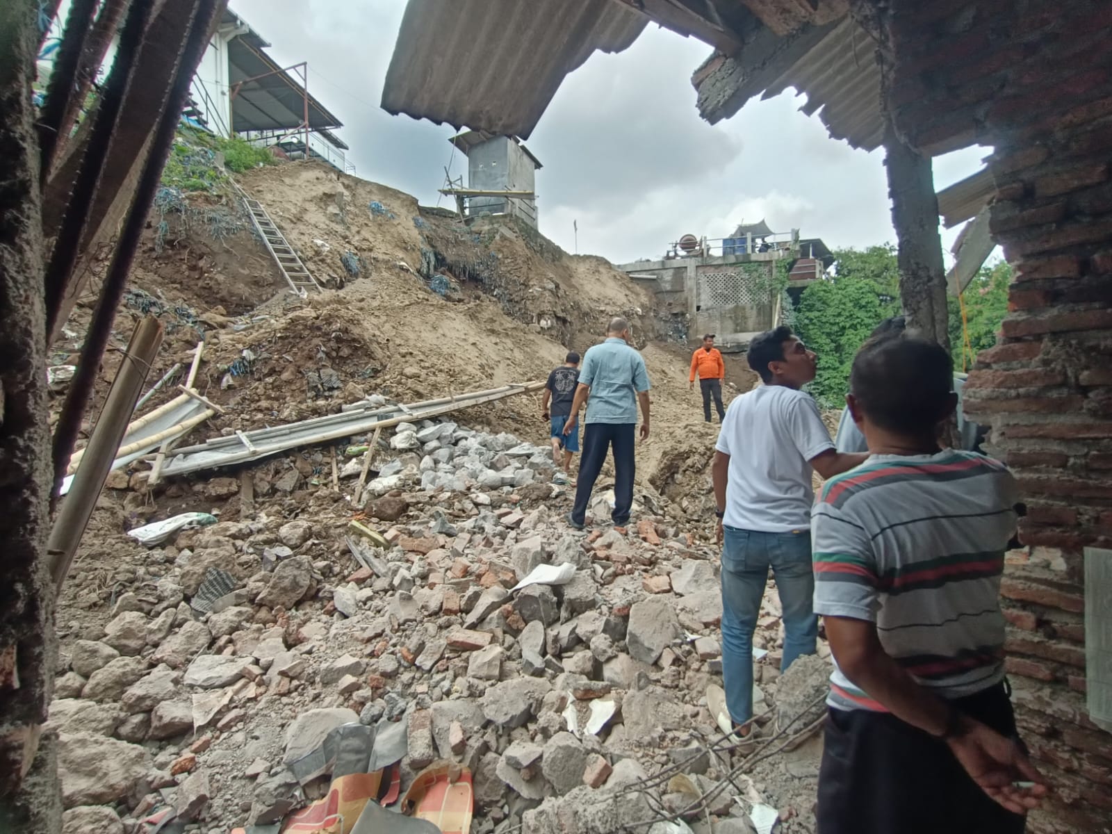 Kondisi talut pabrik es longsor menimpa sungai dan rumah warga Karanganyar Gunung, Rabu (10/9) pagi.