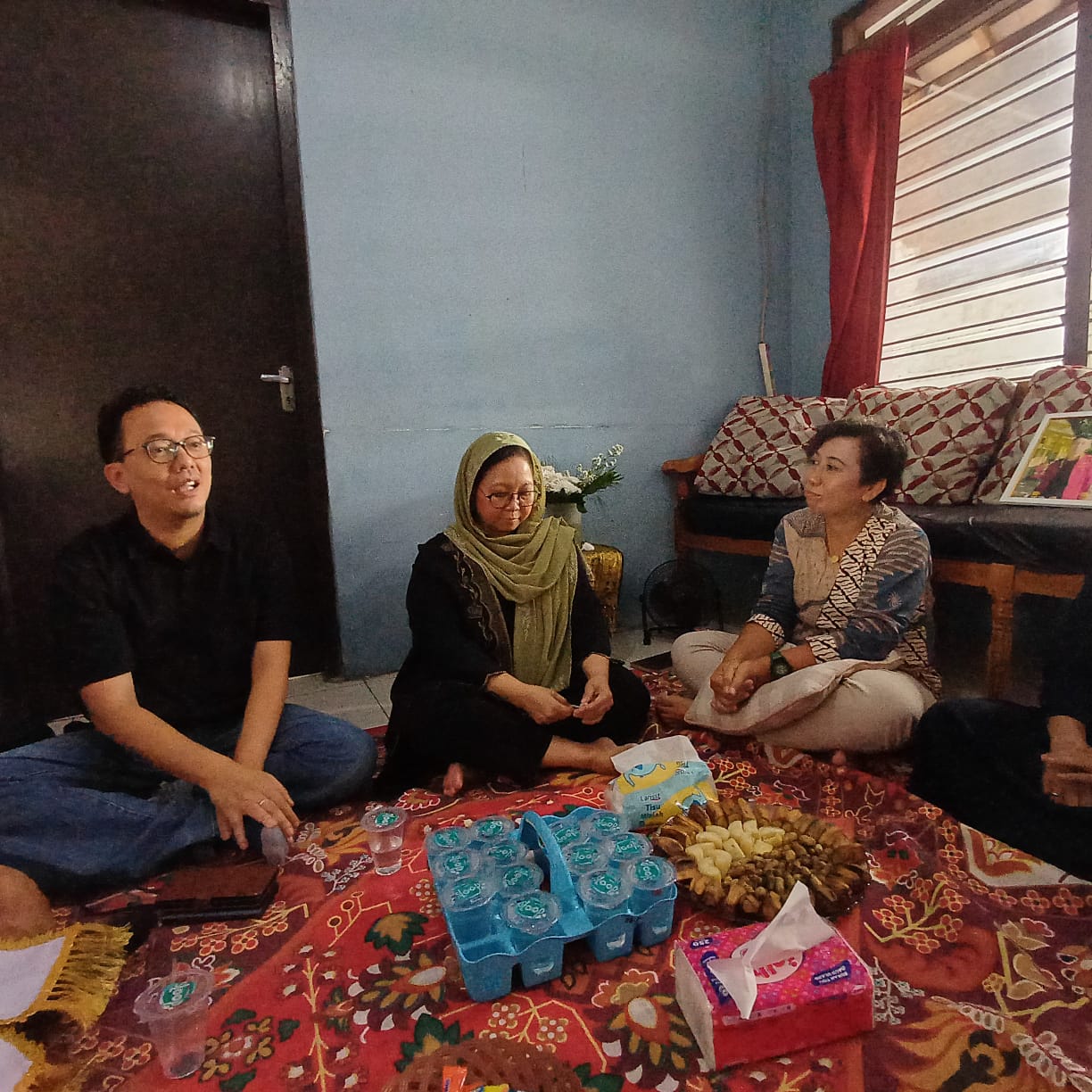 Koordinator Jaringan Nasional Gusdurian Alissa Wahid saat menemui keluarga  mahasiswa FH Unnes almarhum Iko Juliant Junior Rabu (10/9/2025).