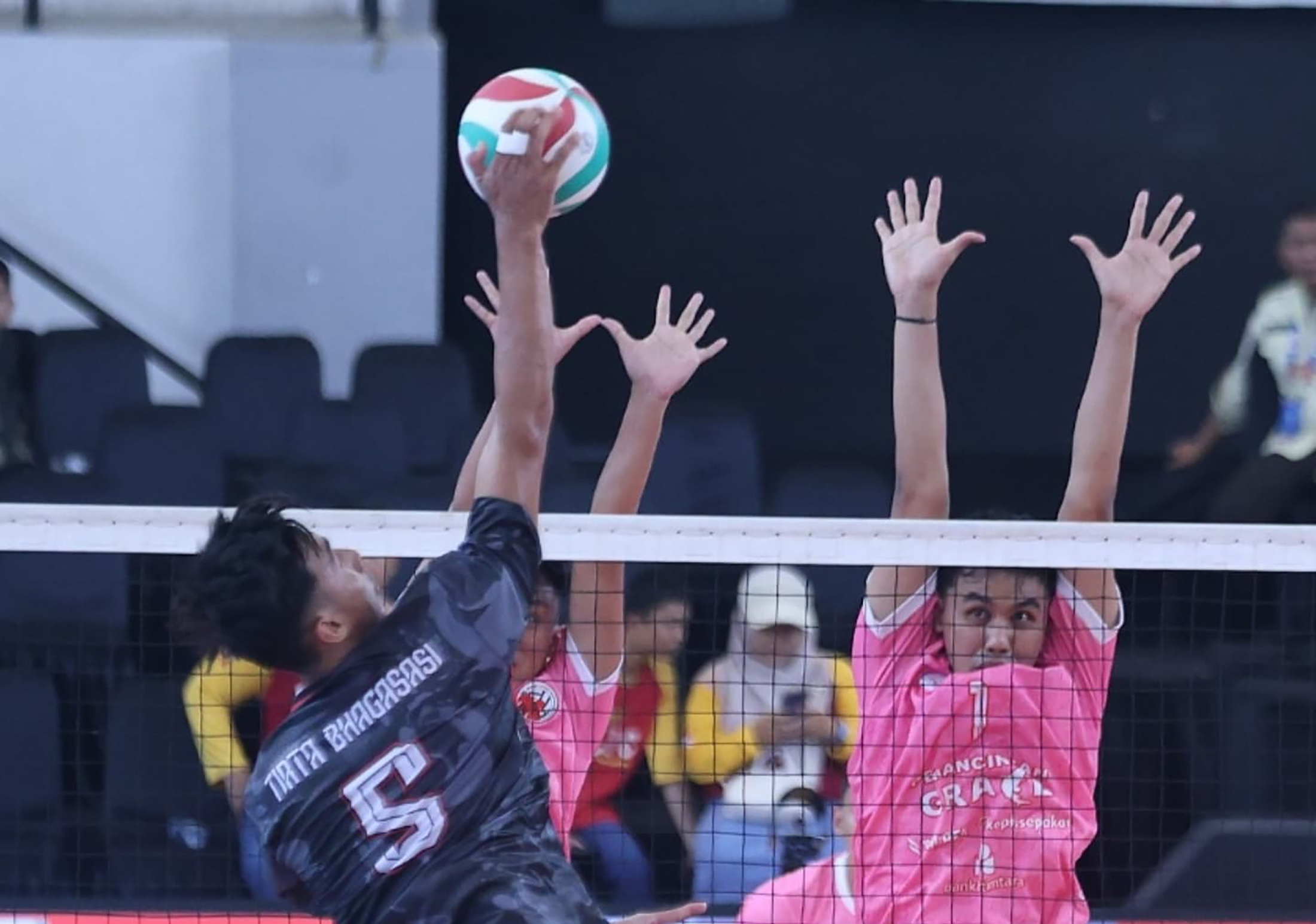 Perumda Tirta Bhagasasi sukses mengalahkan Singo Yudha Kutai Barat dengan skor 3-0 (25-19, 25-22, 32-30) putaran reguler pertama di GOR Nambo, Tangerang, Rabu (10/9/2025).