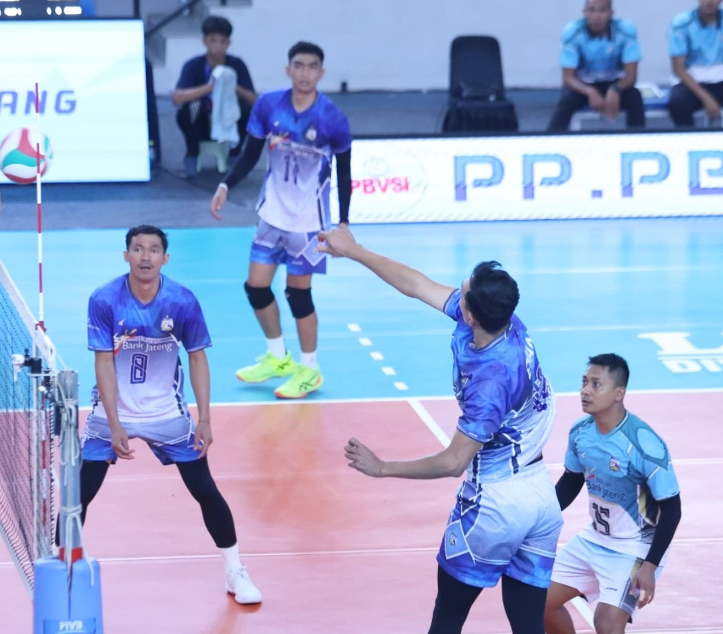 Berlian Bank Jateng meraih kemenangan perdana usai mengalahkan DPUPR Rafa Binar Semen Grobogan 3-0 (25-19, 26-24, 25-23) di GOR Nambo, Tangerang, Rabu (10/9/2025).