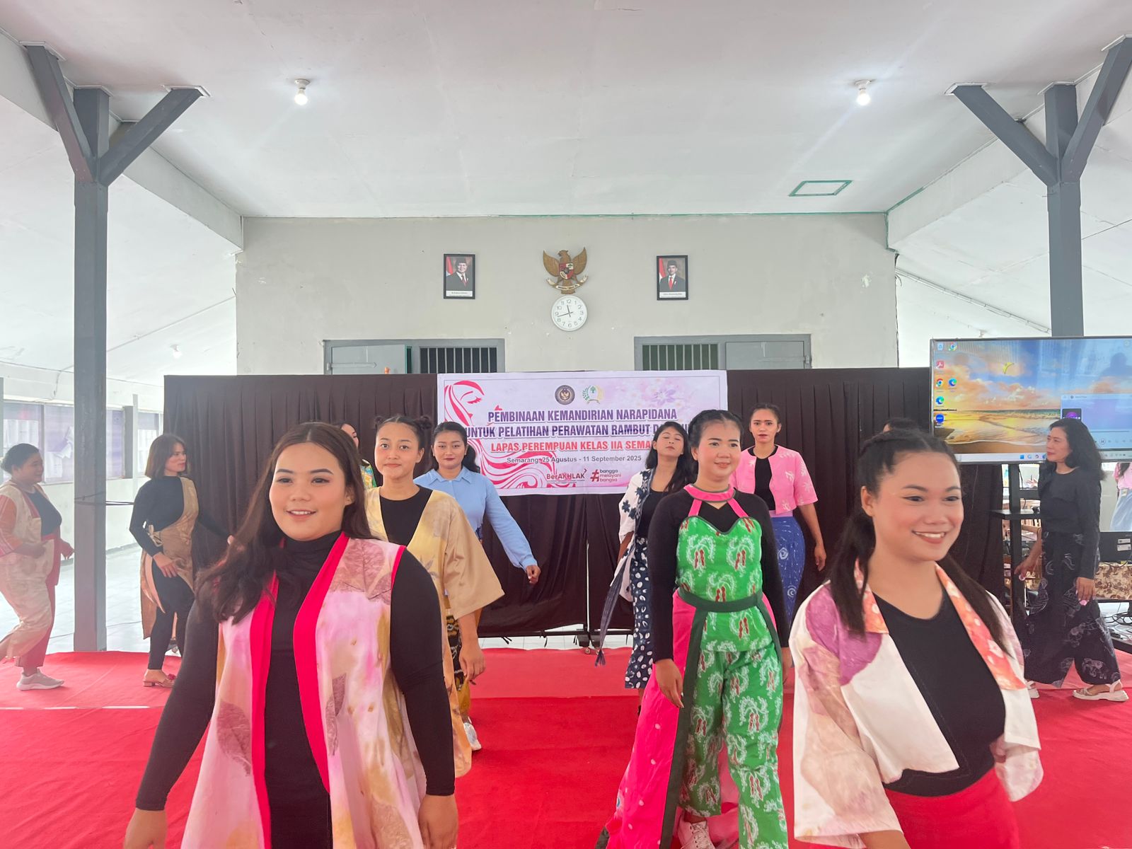 Narapidana Lapas Perempuan Semarang memamerkan hasil karya berupa tatanan rambut dan kuku cantik yang telah mereka pelajari selama pelatihan, Kamis (11/9/2025).