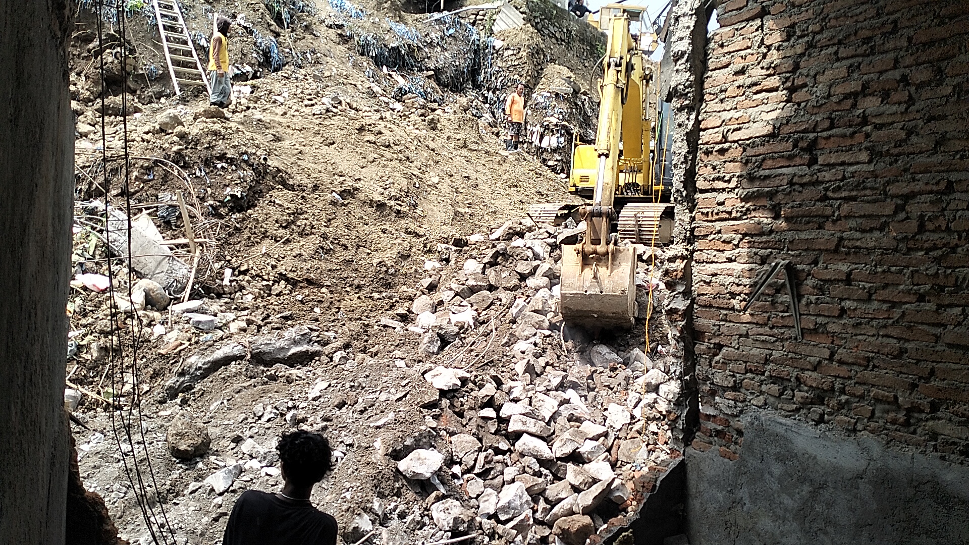 Proses pembersihan material longsor oleh alat berat di Karanganyar Legok RT 6 RW 4 Kelurahan Karanganyar Gunung Kecamatan Candisari, Kamis (11/9) siang.