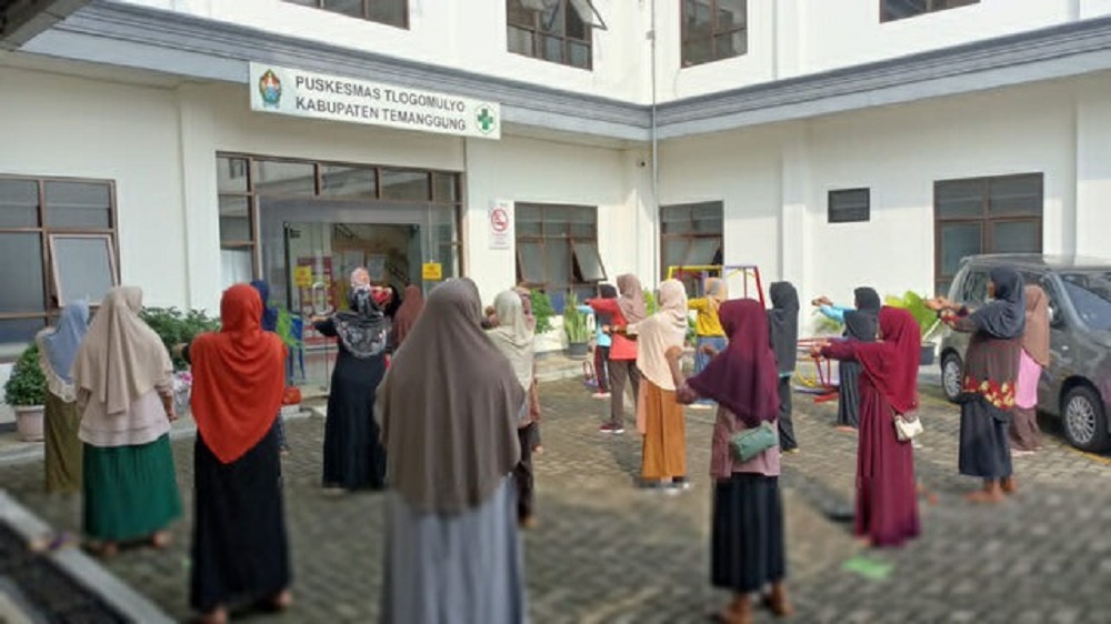 Peserta prolanis mengikuti senam sehat untuk mengelola penyakit DM Tipe 2 maupun hipertensi.