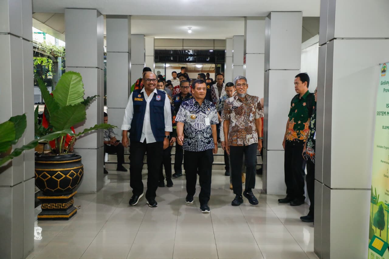Gubernur Jawa Tengah, Ahmad Luthfi usai rapat koordinasi kondusivitas wilayah di Kantor Gubernur Jawa Tengah, Kamis, 11 September 2025.