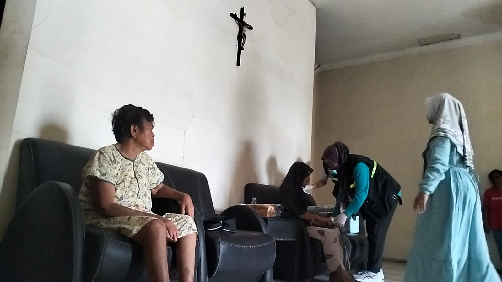 Pemeriksaan kesehatan di rumah kos sebagai pengungsian warga Karanganyar Legok, RT 6 RW 4 Kelurahan Karanganyar Gunung Kecamatan Candisari yang terdampak longsor, Jumat (12/9).