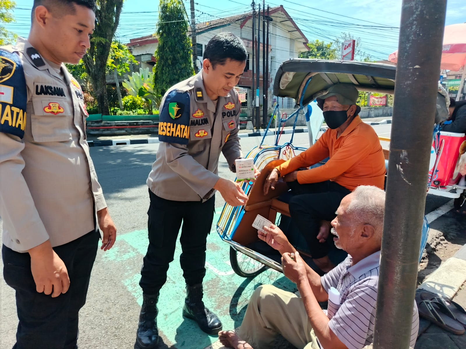 Kasi Dokkes Polres Salatiga Iptu Ahmad Malkan, S.Kep, melaksanakan patroli kesehatan dalam rangka memberikan layanan kesehatan bagi masyarakat, Jumat (12/09/2025).