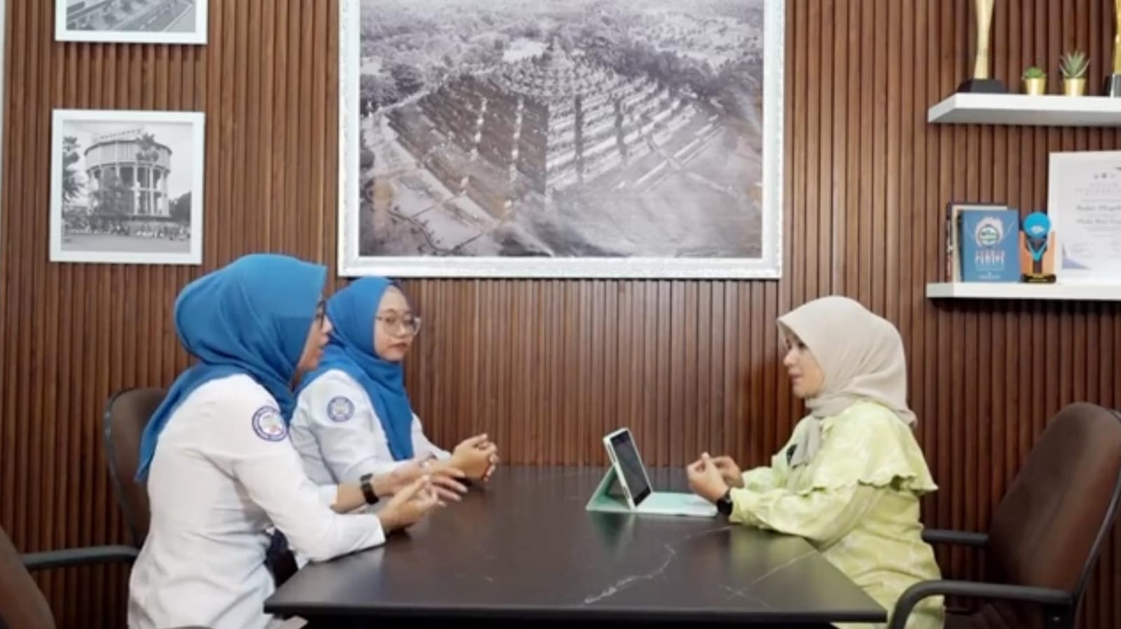 Verifikator penjaminan mutu dan utilisasi (PMU) BPJS Kesehatan Cabang Magelang memberikan sosialisasi tentang alkes yang bisa ditanggung saat podcast di Jawa Pos TV studio Magelang.